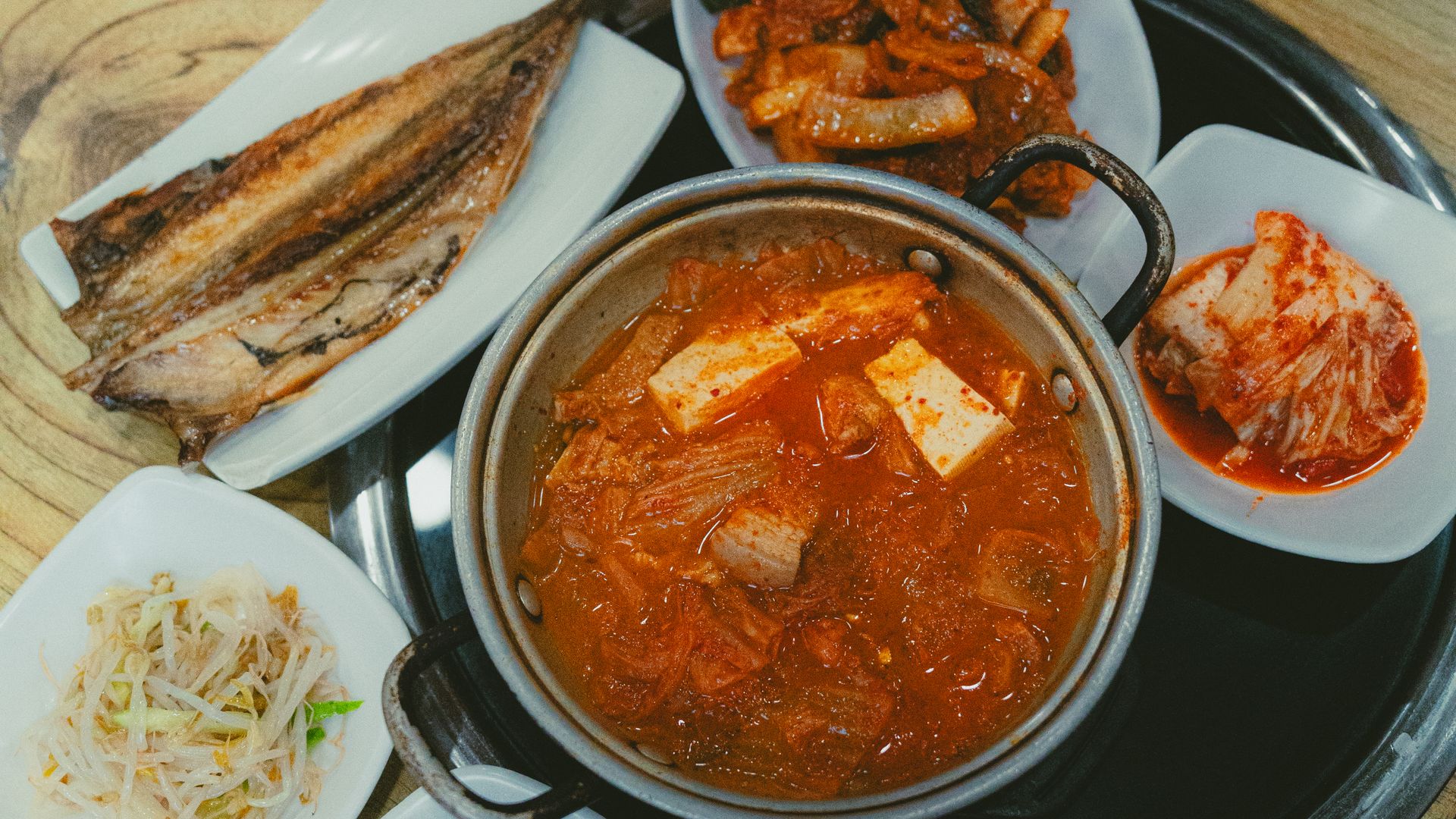 Hidangan Korea lengkap dengan kimchi setelah mencoba membuat kimchi di Korea