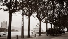 风景优美的复古河畔，停靠着老爷车和船只