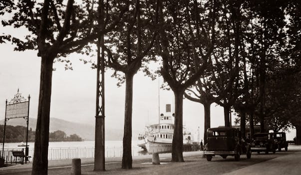 风景优美的复古河畔，停靠着老爷车和船只