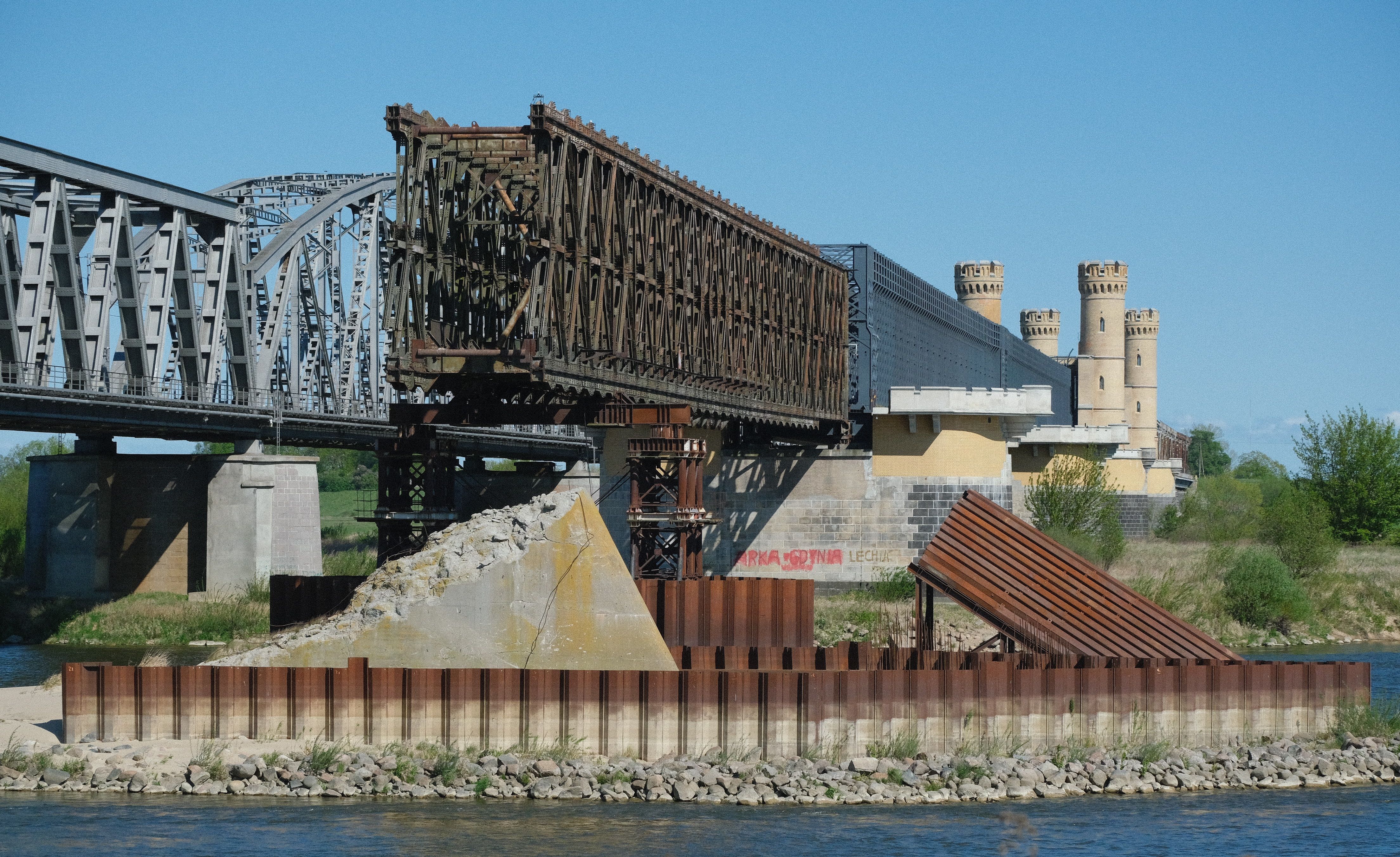 Historic Iron Railway Bridge Over River · Free Stock Photo