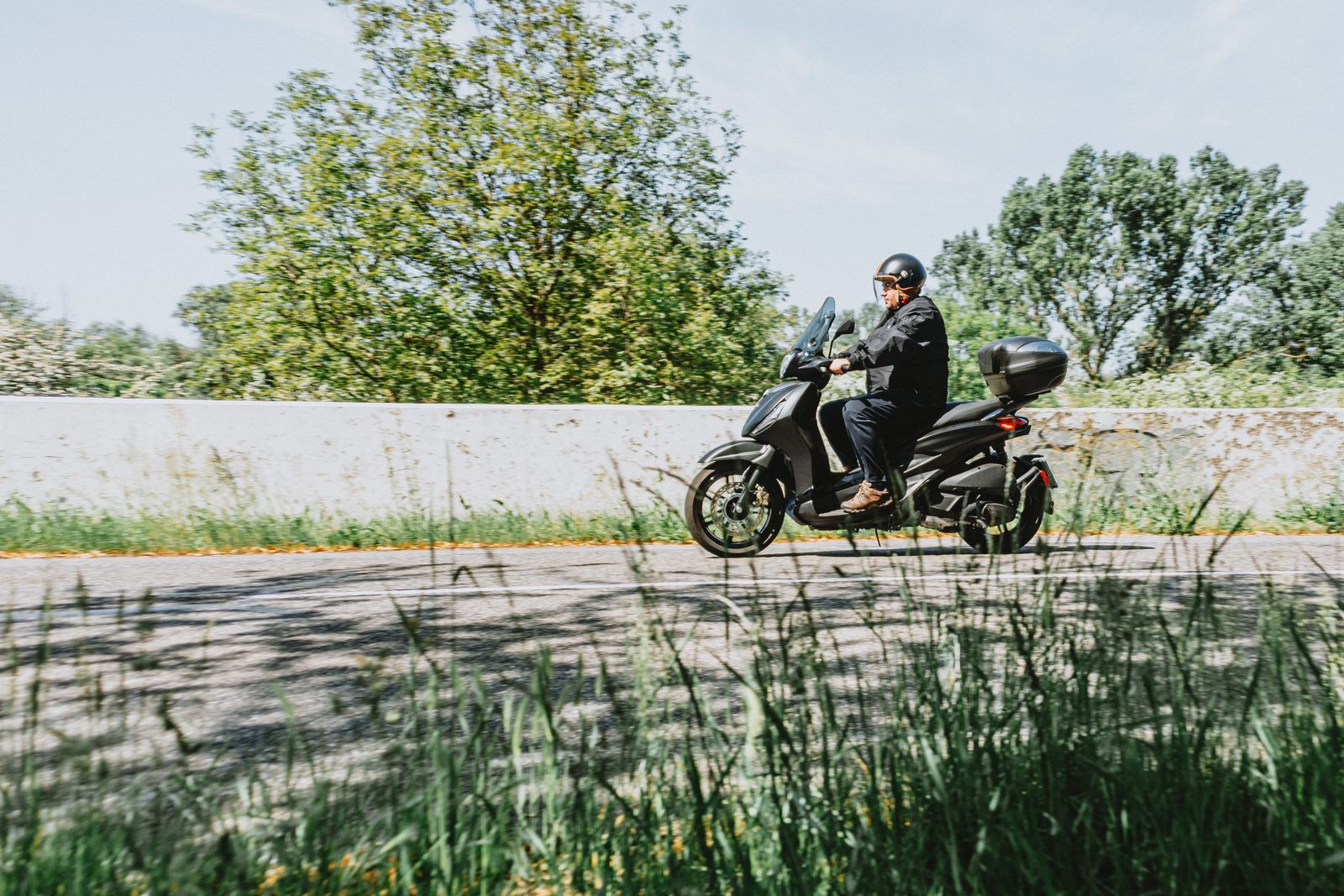 Scooter στον δρόμο - μηχανάκι 125cc και κωδικός 121 στο δίπλωμα αυτοκινήτου
