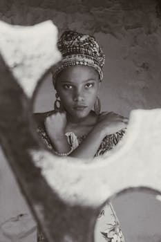 这幅引人注目的黑白肖像，描绘了一位年轻女子在艺术框架中自信摆姿的场景