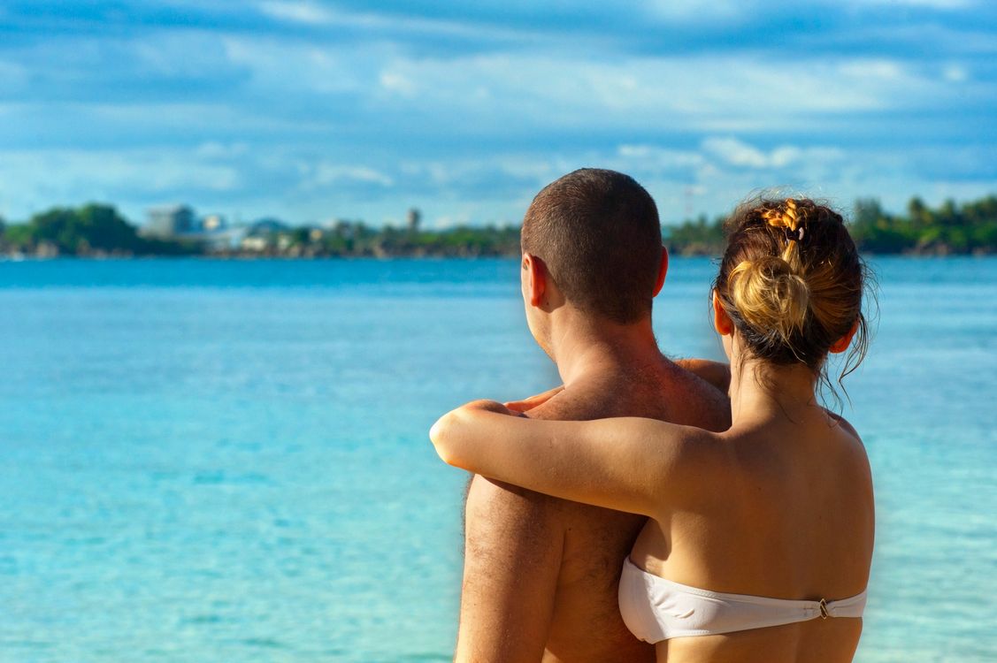 Gratis Mujer Abrazando Al Hombre Cerca Del Agua Foto de stock