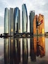 阿布扎比的天际线景色令人惊叹，现代化的摩天大楼在黄昏时分倒映出美丽的影子