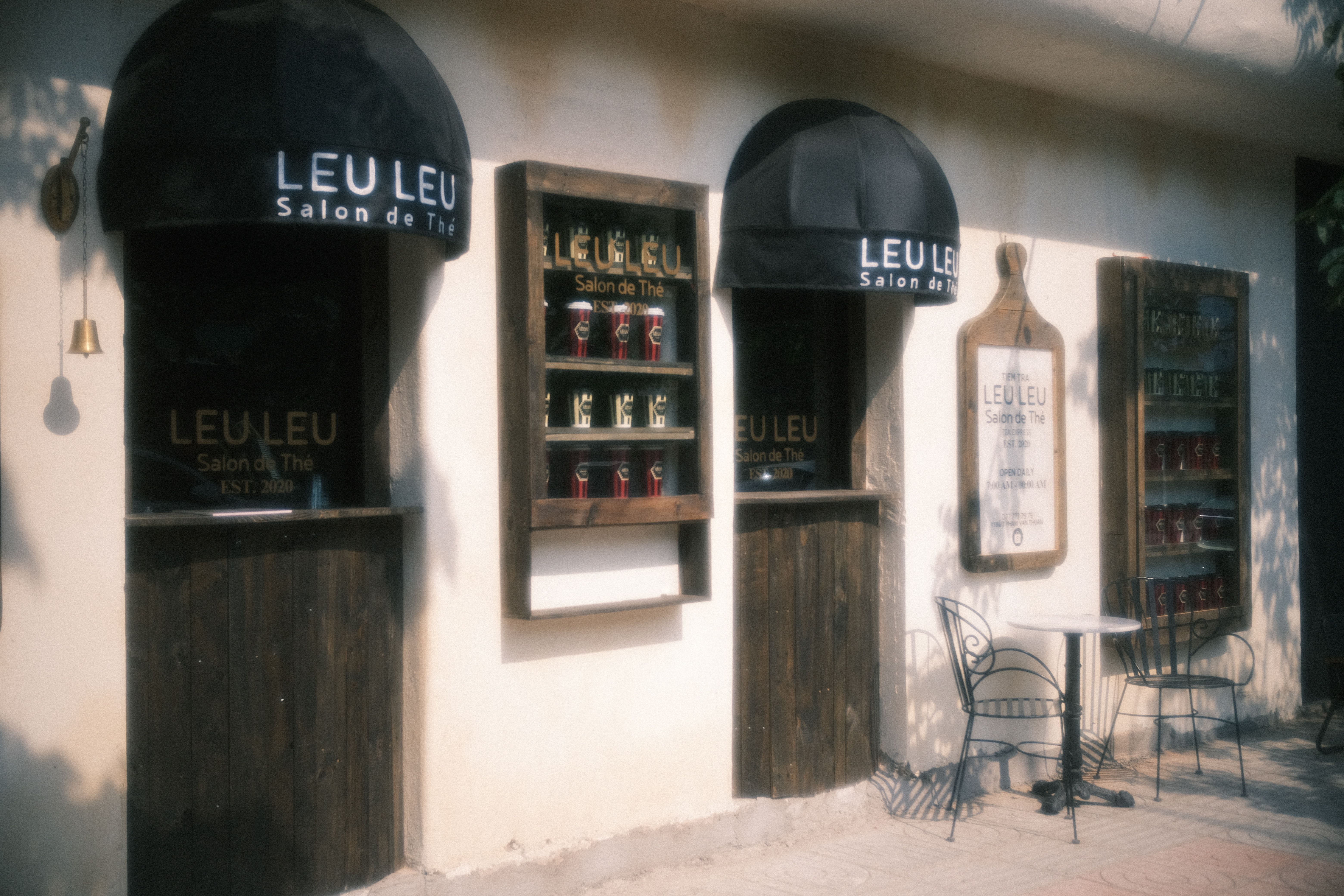 Charming Outdoor Tea Shopfront with Bistro Seating · Free Stock Photo
