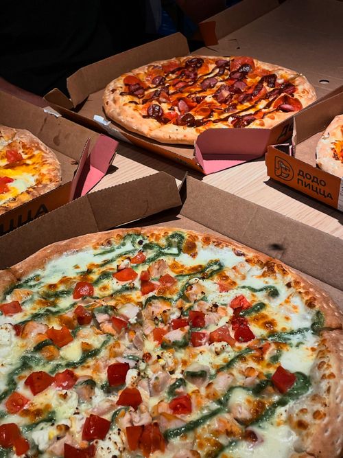 Free A variety of delicious pizzas with diverse toppings, perfect for sharing a meal. Stock Photo