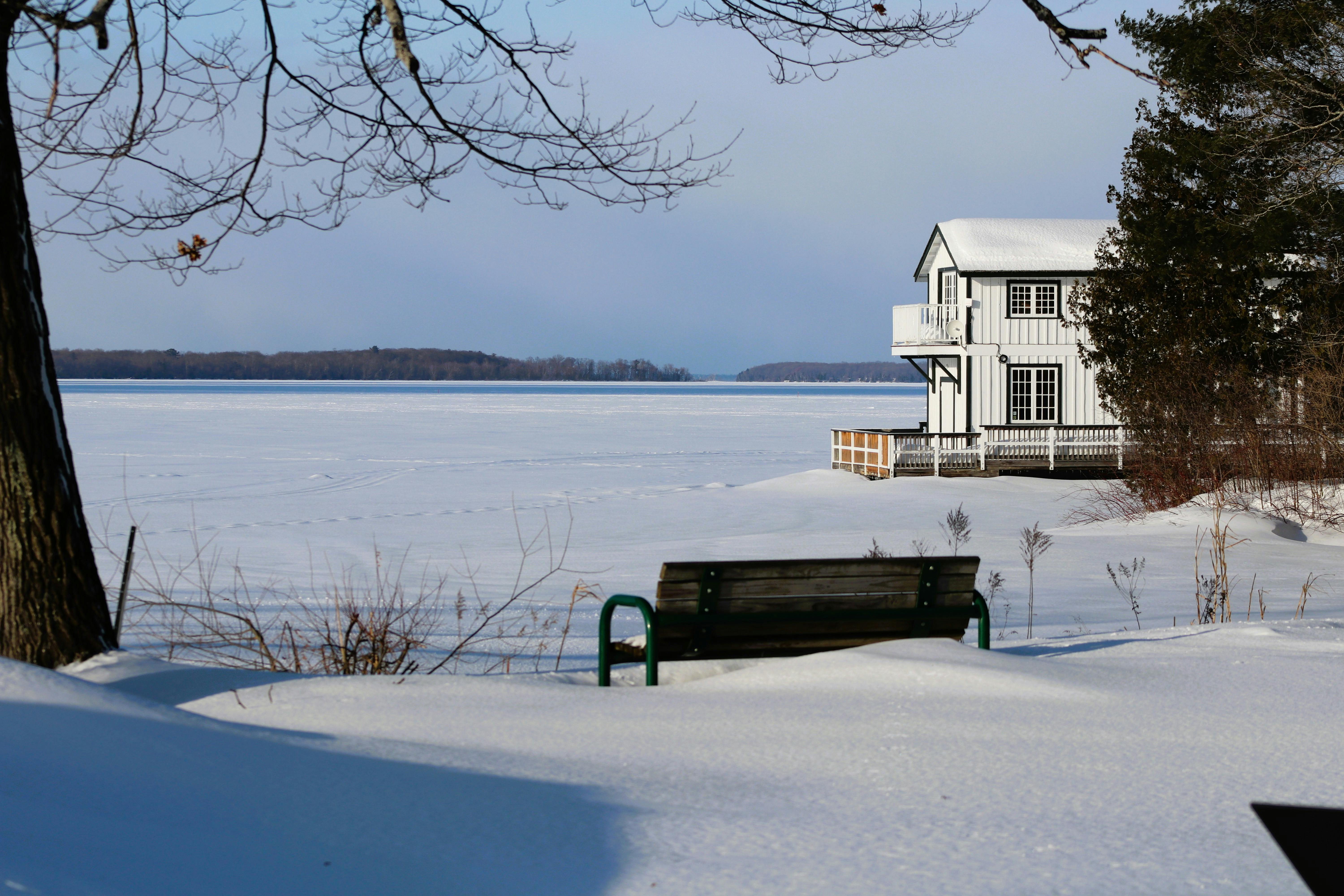 Selling in Winter? Why Late-Year Listings Can Still Pay Off — Photo by Derrick Hammett on Pexels