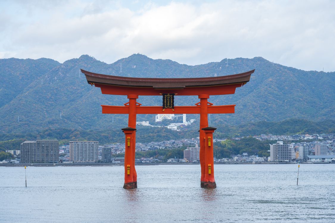 严岛神社标志性的浮动鸟居 · 免费素材图片