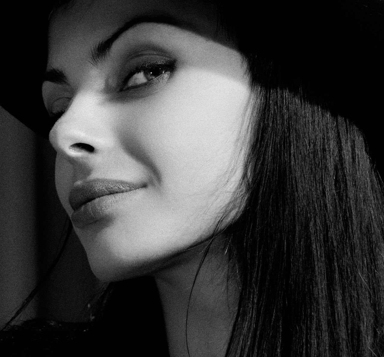 elegant black and white portrait of a woman in a hat showcasing her en