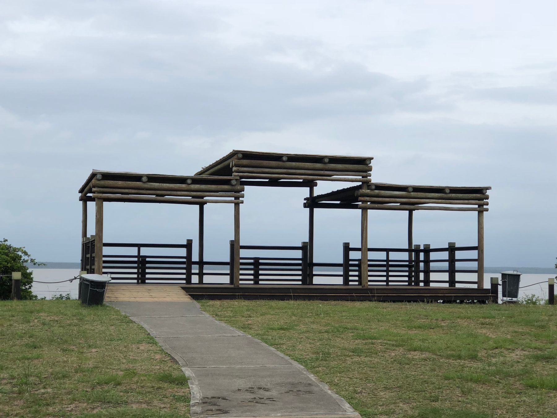 Pergola en bois ouverte sur un jardin