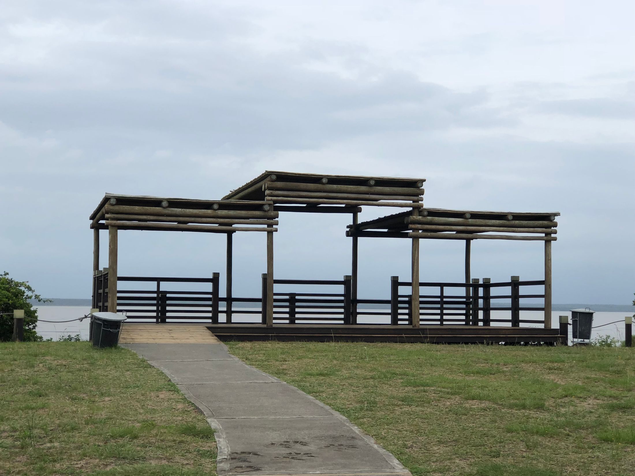 Pergola en bois dans un paysage côtier