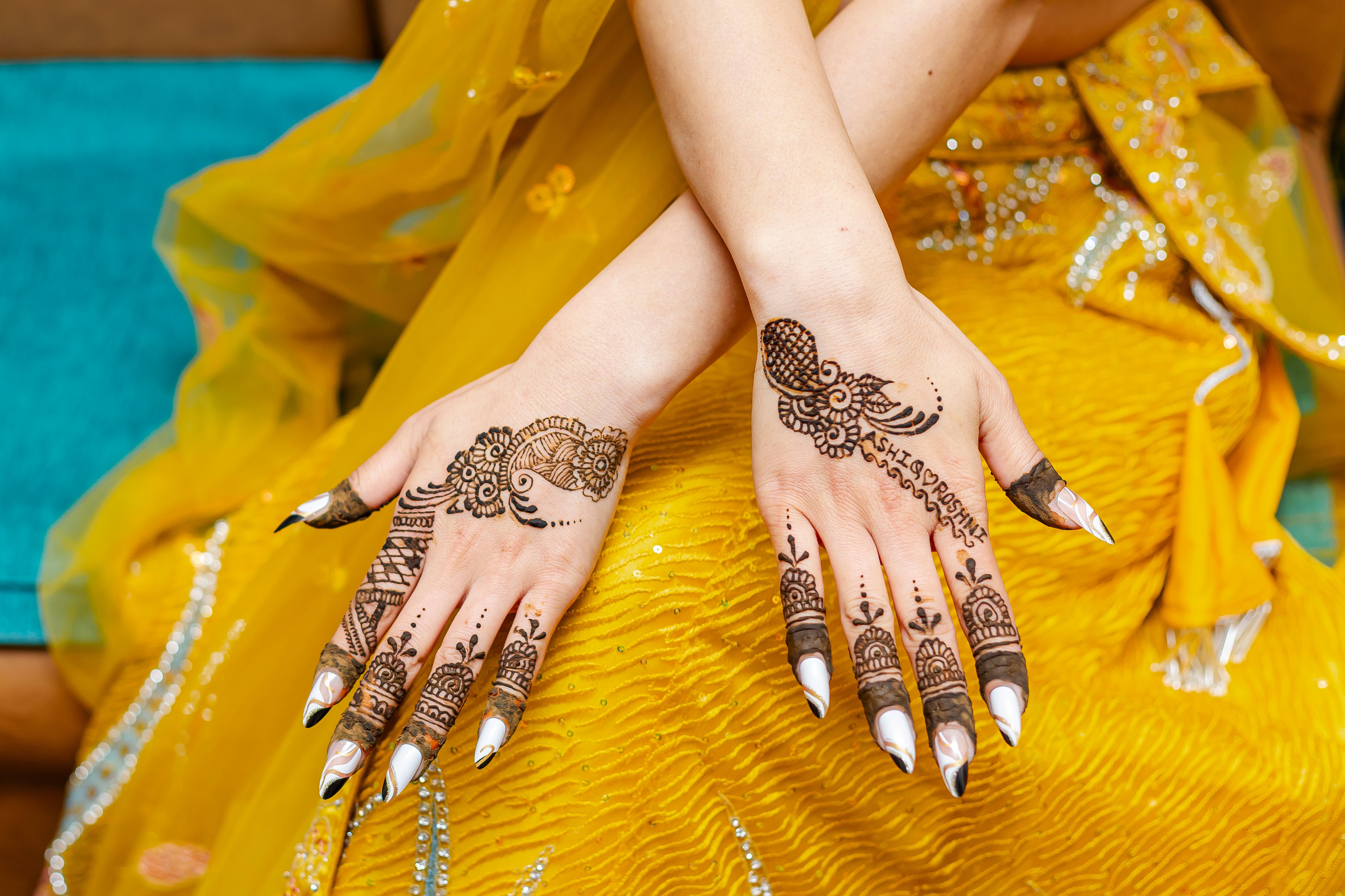 Gratuit Gros plan de motifs de mehndi complexes sur des mains portant un sari jaune à Katmandou, au Népal. Photos