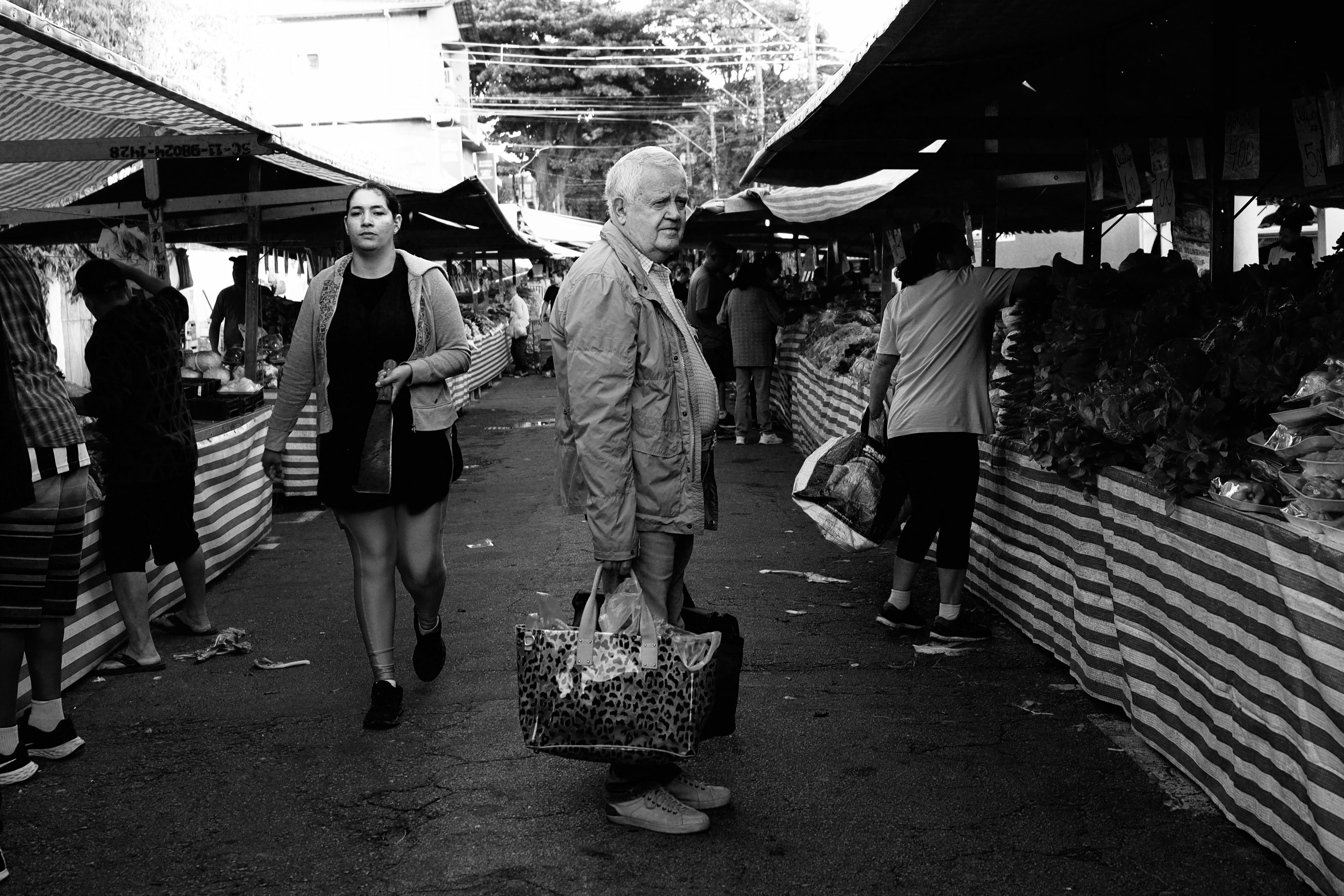 Gratuit Photo en noir et blanc d'un marché en plein air animé avec divers stands et des gens faisant leurs courses. Photos