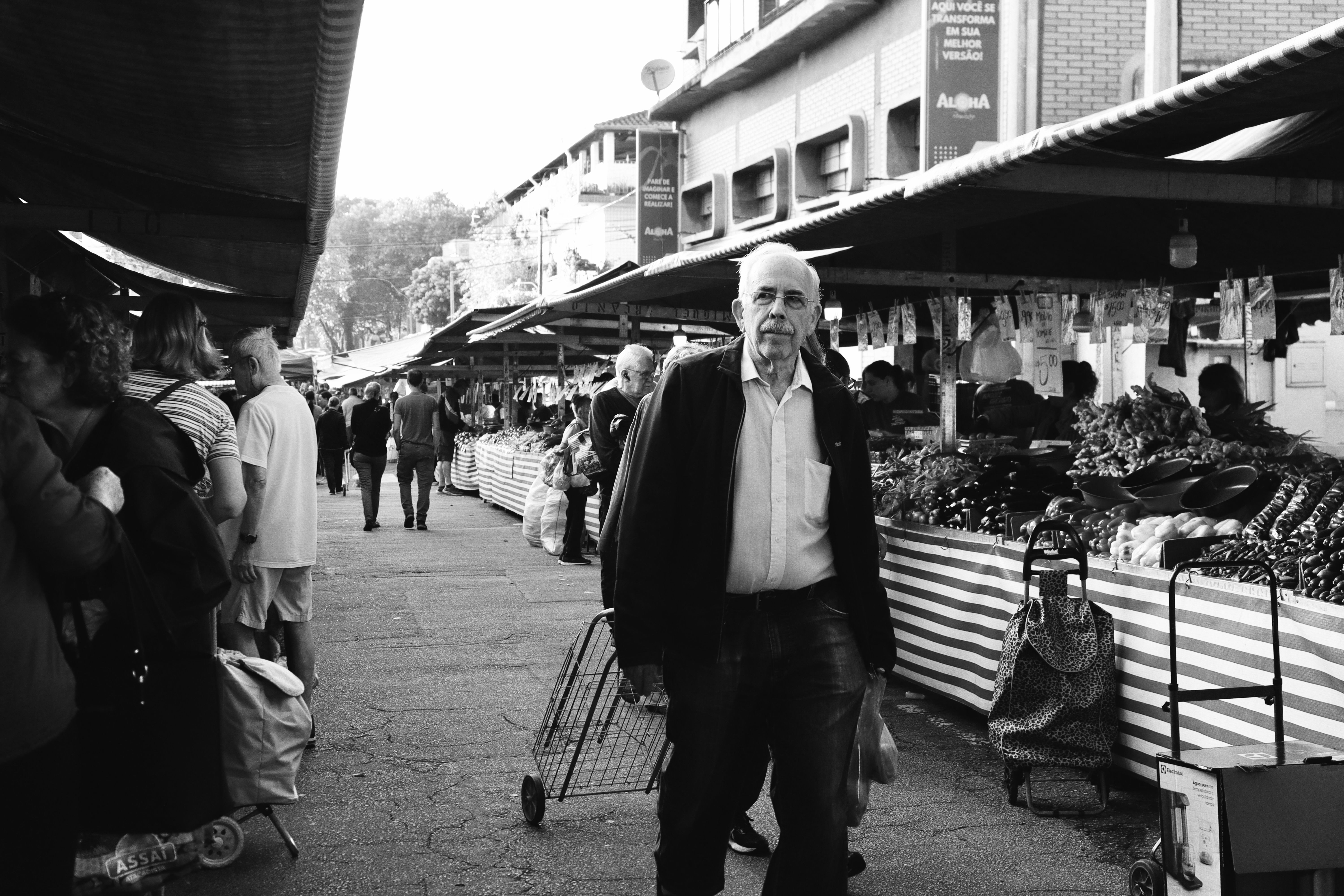 Gratuit Un marché de rue animé par des acheteurs capturé dans une photographie en noir et blanc intemporelle. Photos