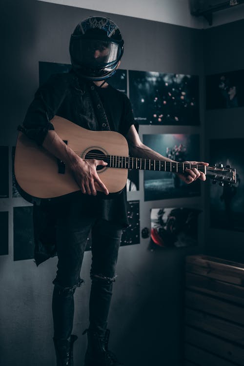 Kostnadsfri bild av gitarr, gitarrist, hjälm