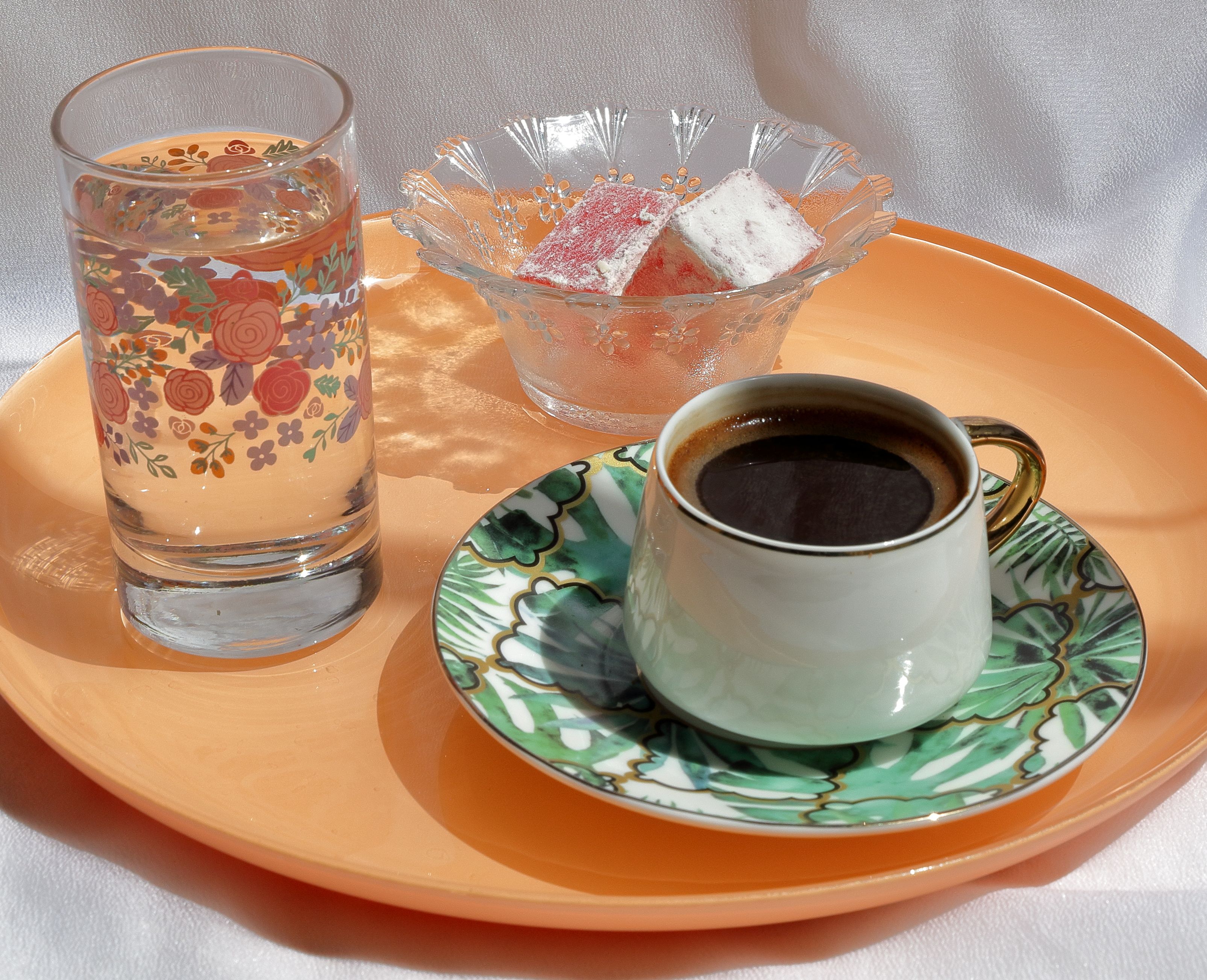 Török lokum – eredeti rózsavizes szultáncsemege Isztambulból – turkish tea lokum serving traditional copper tray