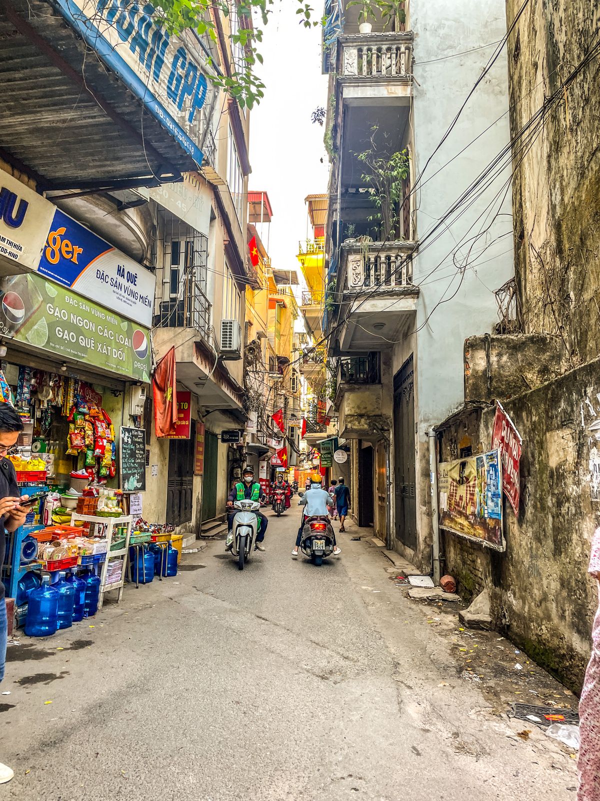 Ruta de 30 días por Vietnam: calle del Casco Antiguo de Hanói con motos y fachadas coloridas