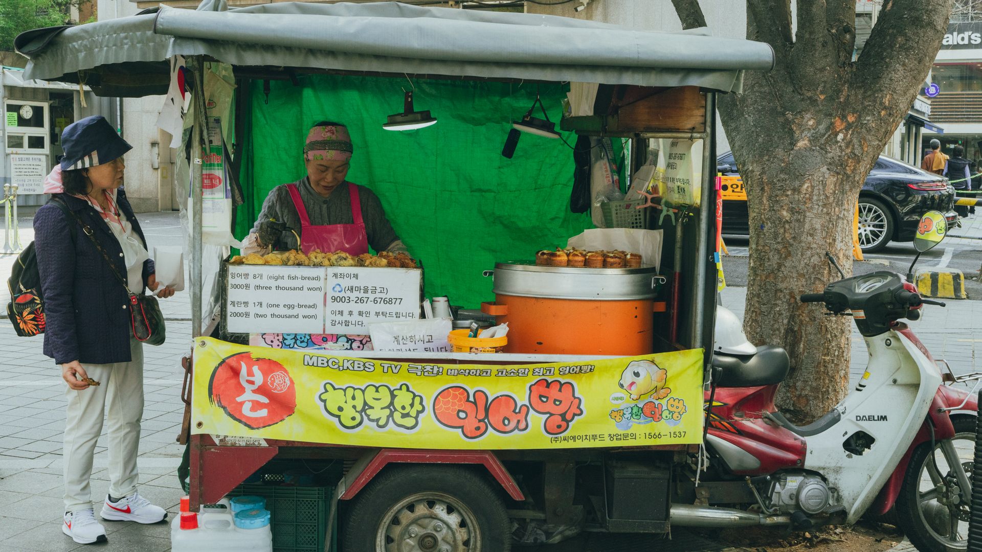 Interaksi dengan pedagang lokal yang tetap perlu memperhatikan etika orang Korea dan privasi saat memotret