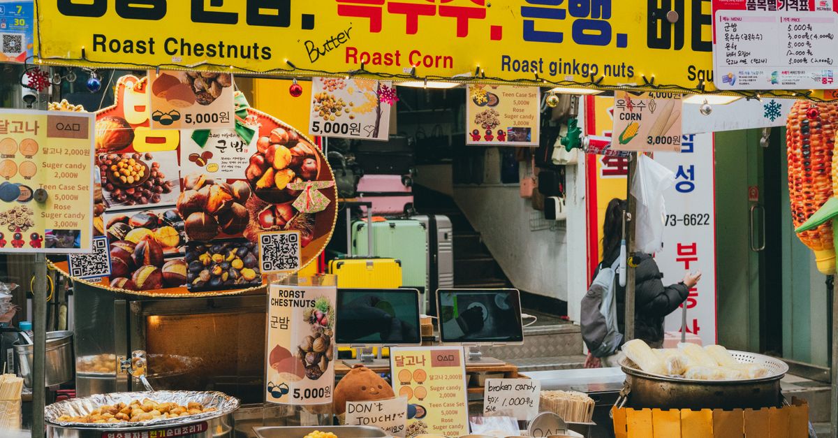 Lively street market stall selling roast chestnuts and corn in Seoul, South Korea, showcasing Korean street food culture. visual (Photo: Theodore Nguyen / Pexels)