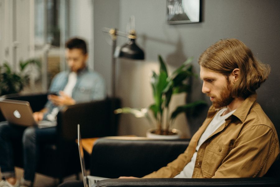 Freelances travaillant sur leurs ordinateurs