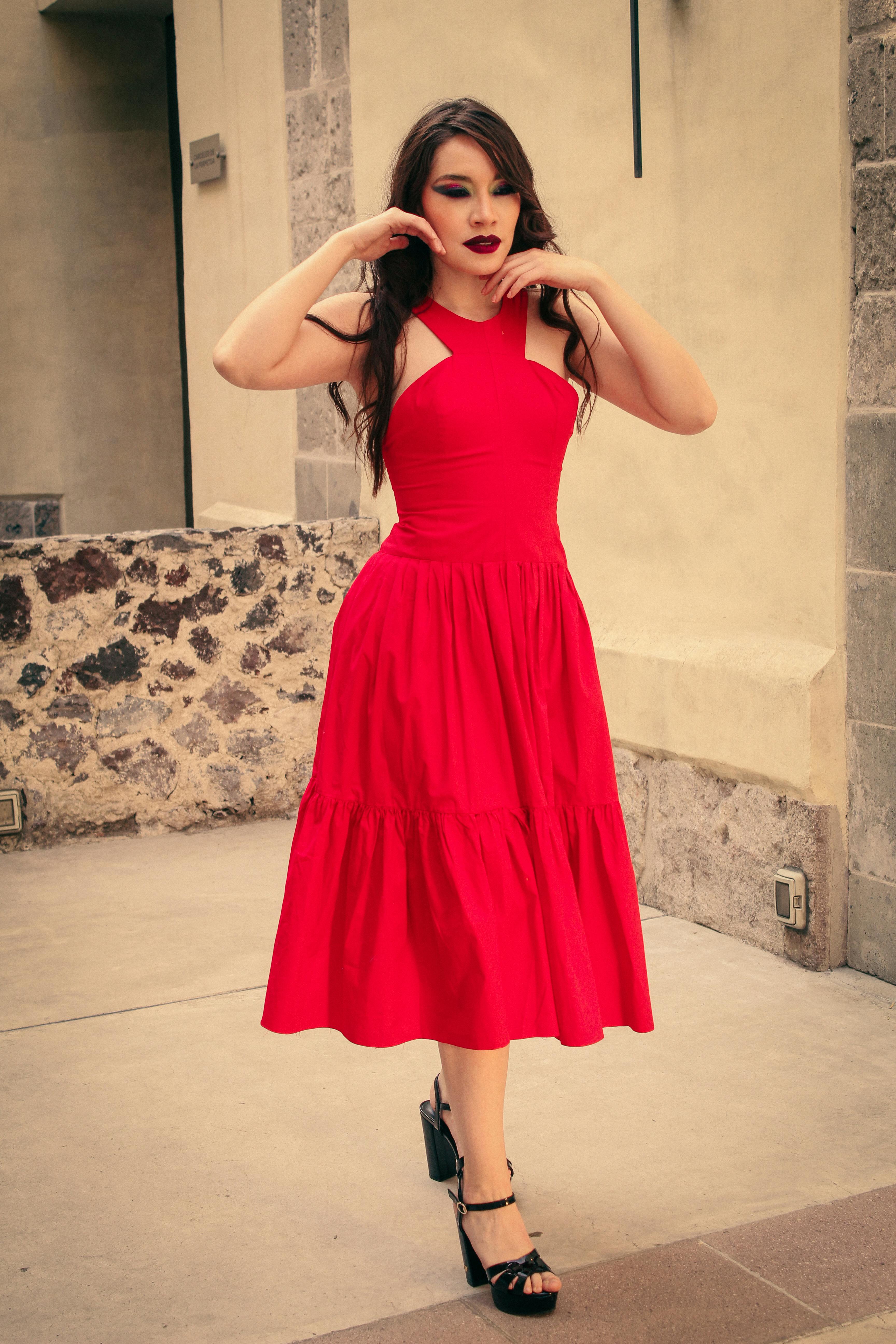 Kostenlos Modische Frau in einem leuchtend roten Kleid posiert in einer städtischen Umgebung in Mexiko-Stadt. Stock-Foto