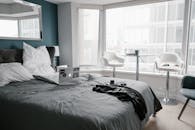 多伦多的现代酒店客房配有床和笔记本电脑，并可欣赏城市景观