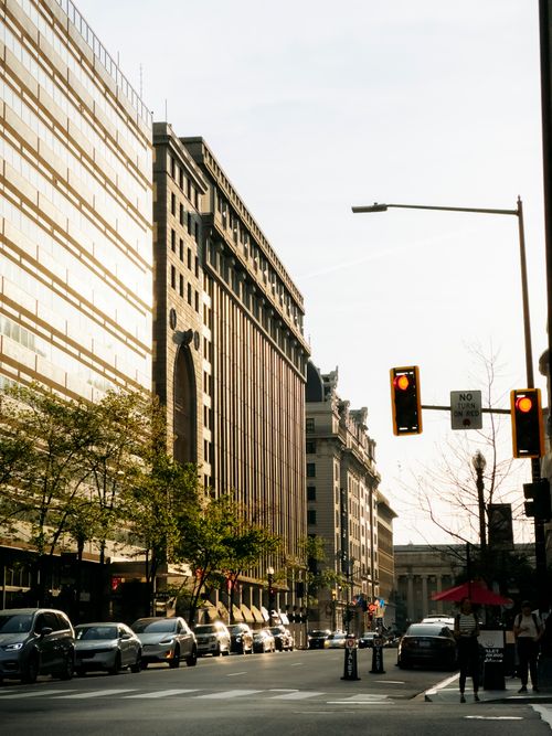Free Capture of a Washington DC street during golden hour with iconic architecture and urban vibrancy. Stock Photo