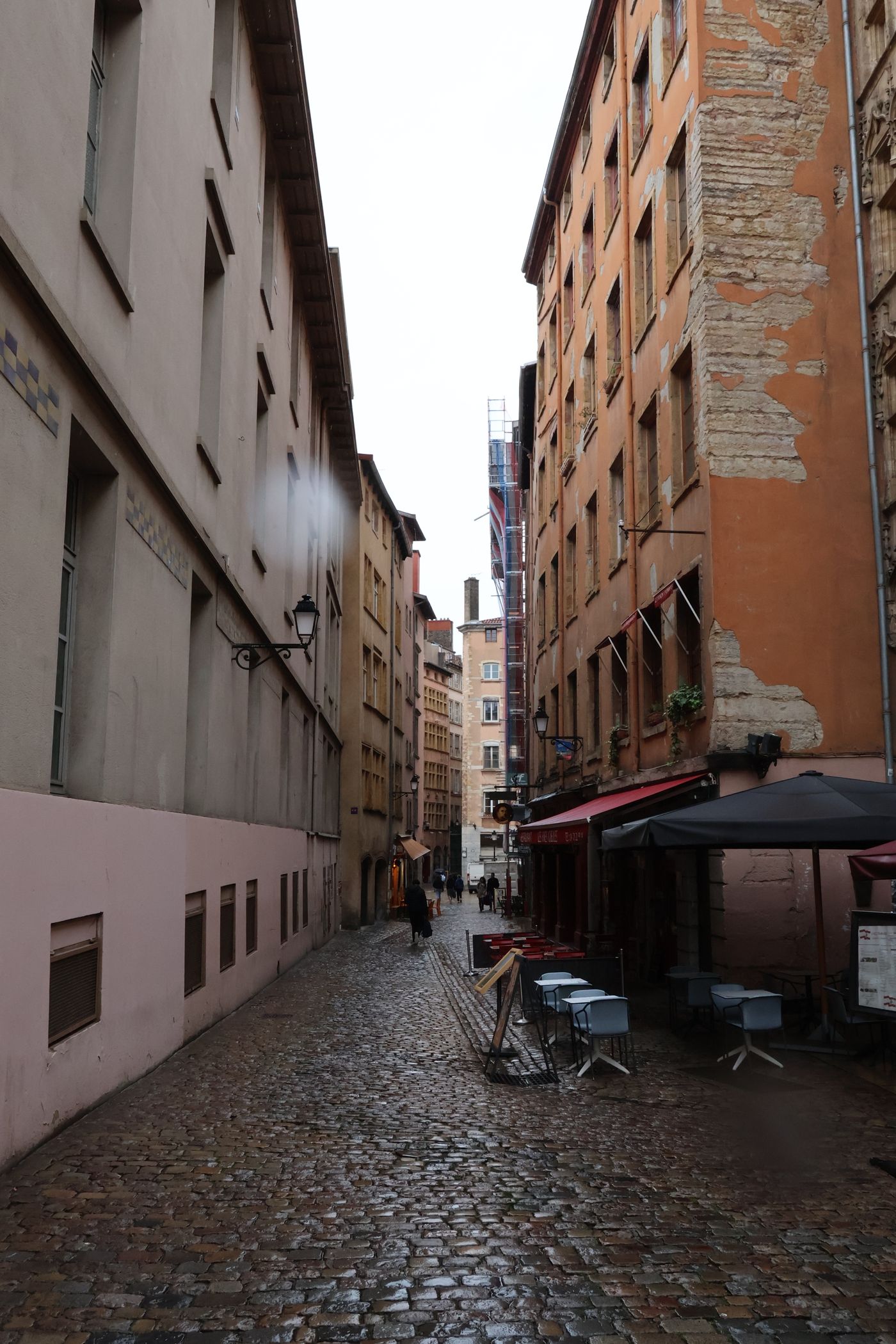 Une rue pavée du vieux Lyon bordée d'immeubles anciens