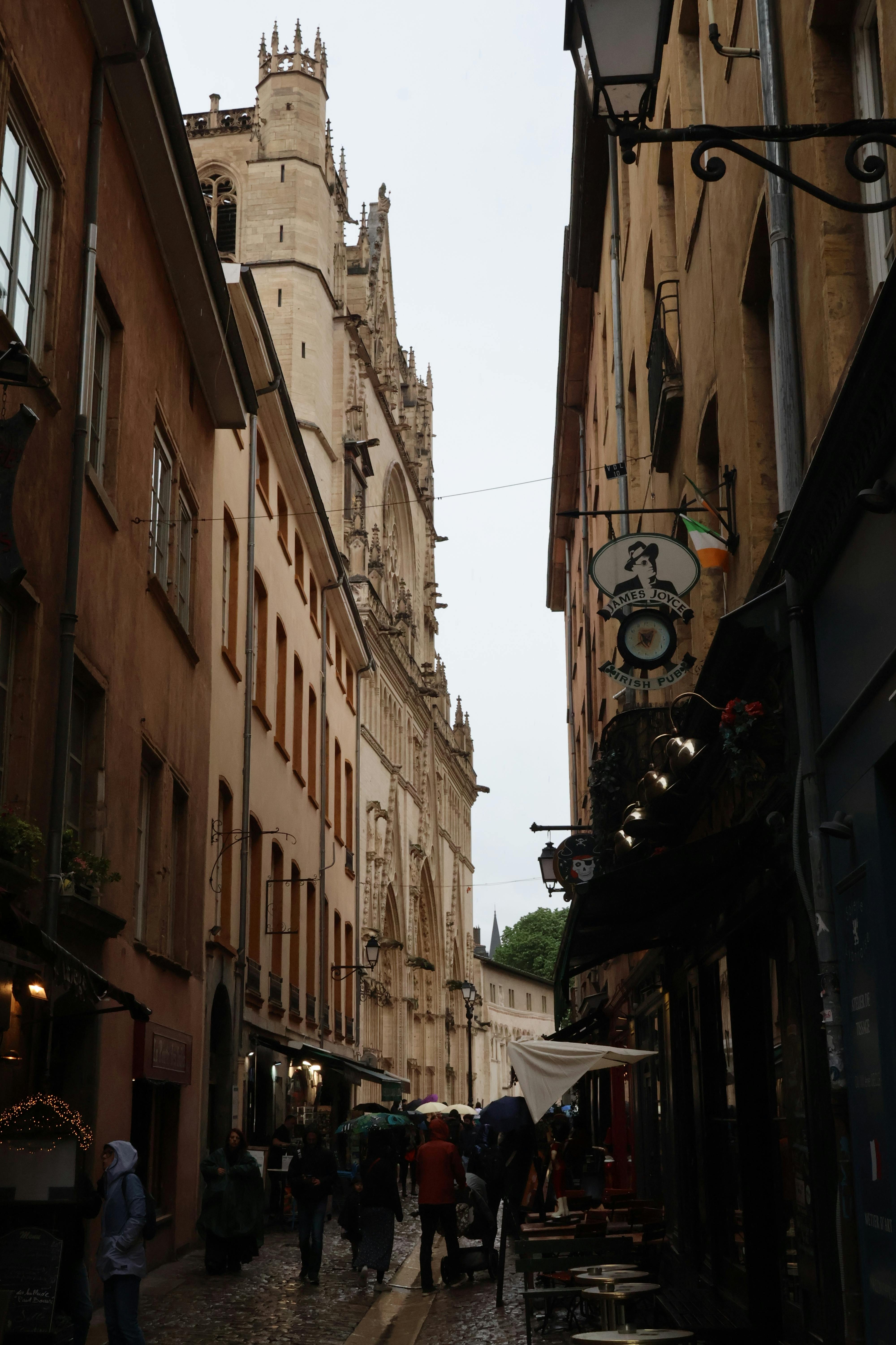 Rue pavée du Vieux-Lyon avec la cathédrale gothique en arrière-plan