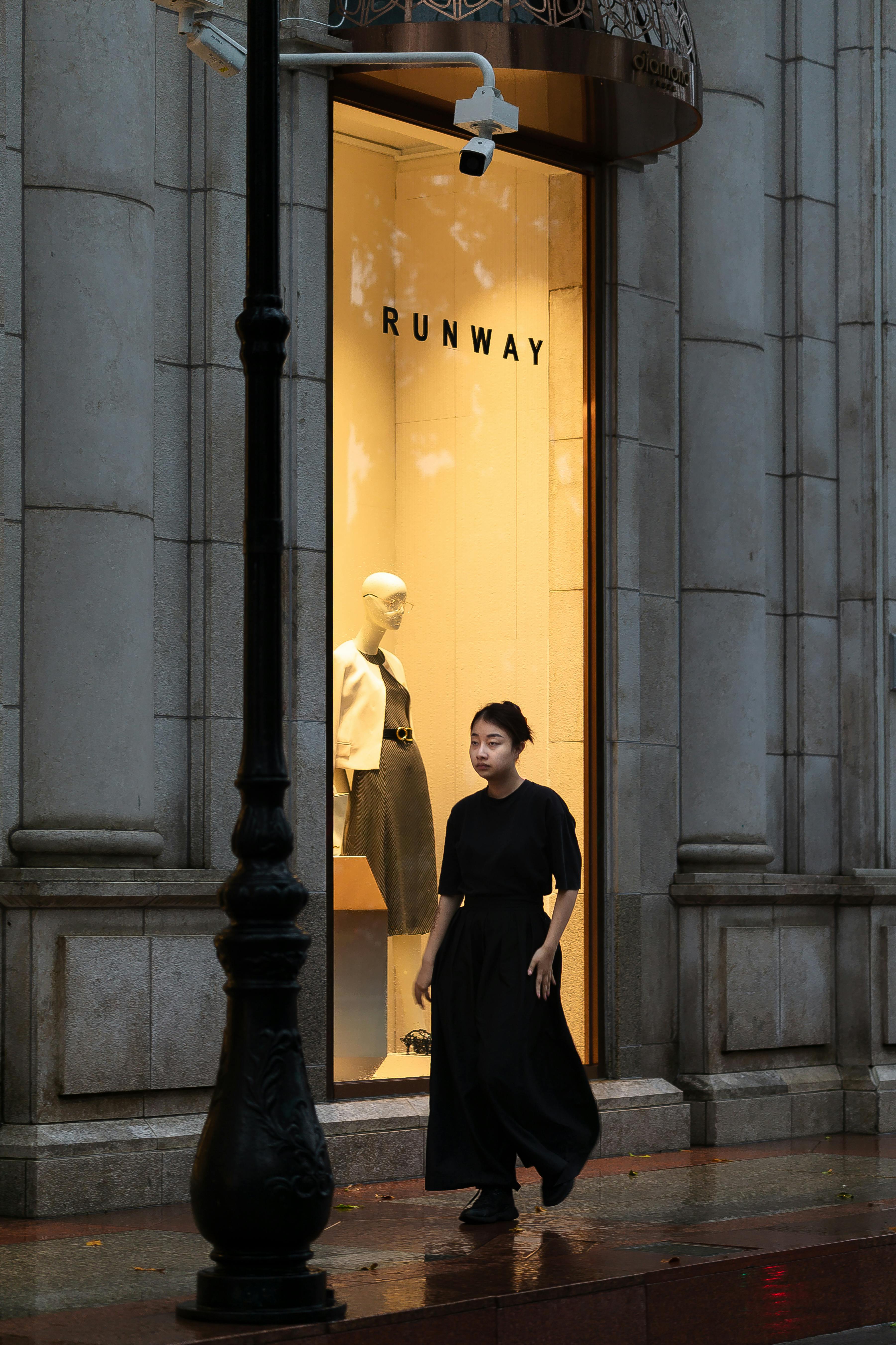 Butik Vitrininde Yürüyen Kadın