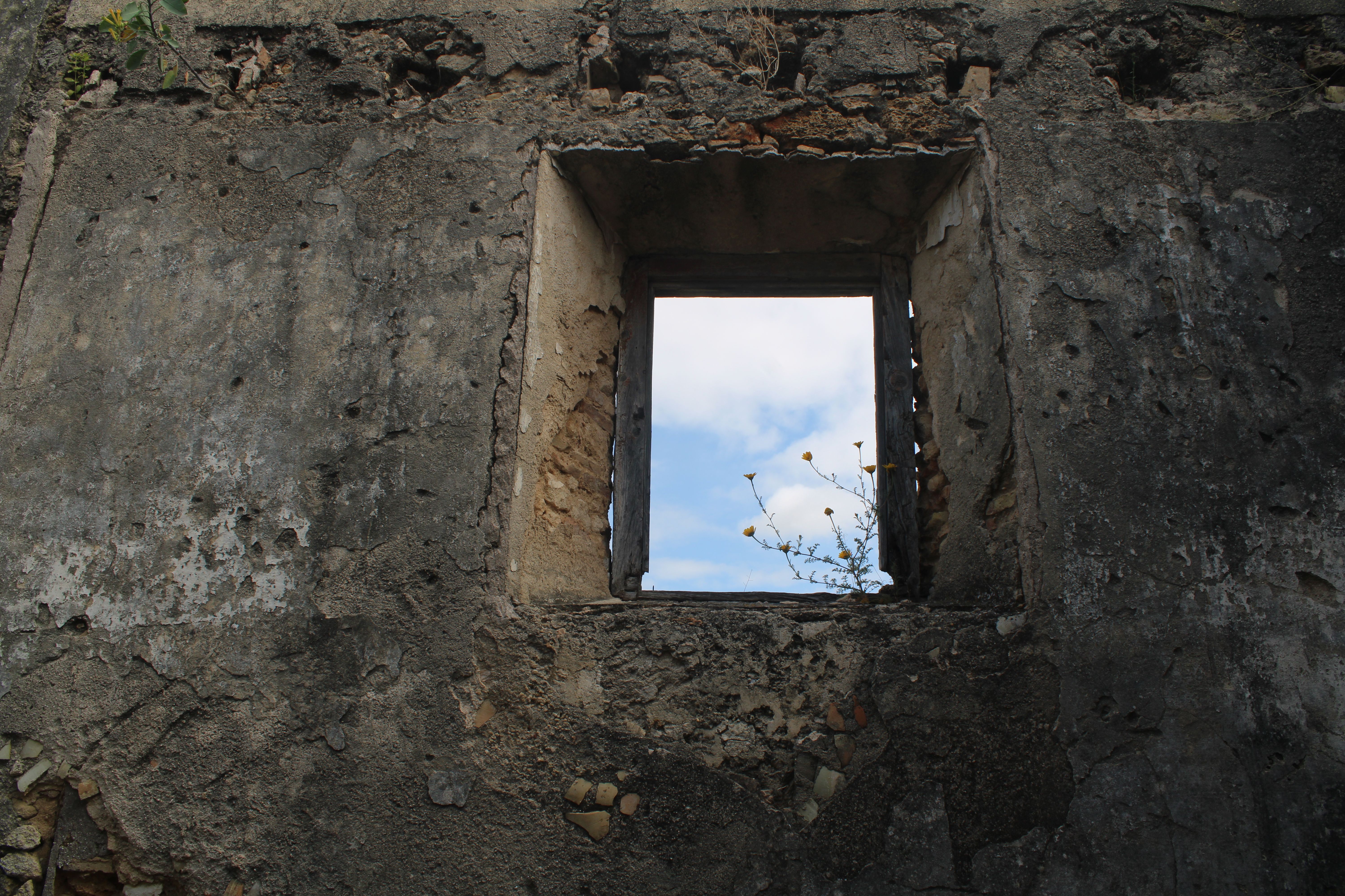 Marco De Ventana Rústico Con Vista A Un Cielo Azul · Foto de stock gratuita
