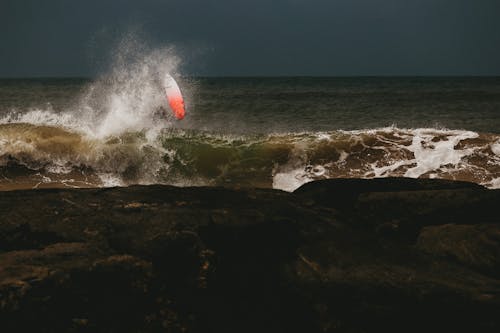 Ücretsiz Deniz Dalgaları Kıyıda Kayalara Düşüyor Stok Fotoğraflar