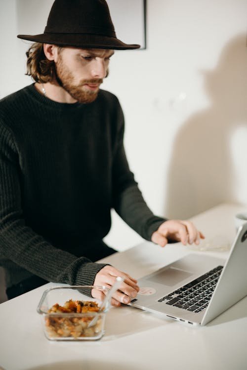 Mann Im Schwarzen Pullover Mit Einem Laptop