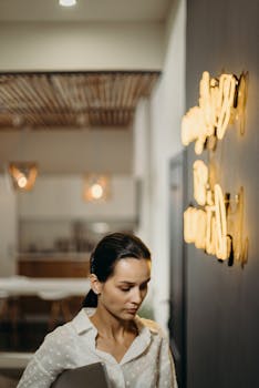 在一个时尚的办公室里，霓虹灯标牌营造出专业的现代氛围