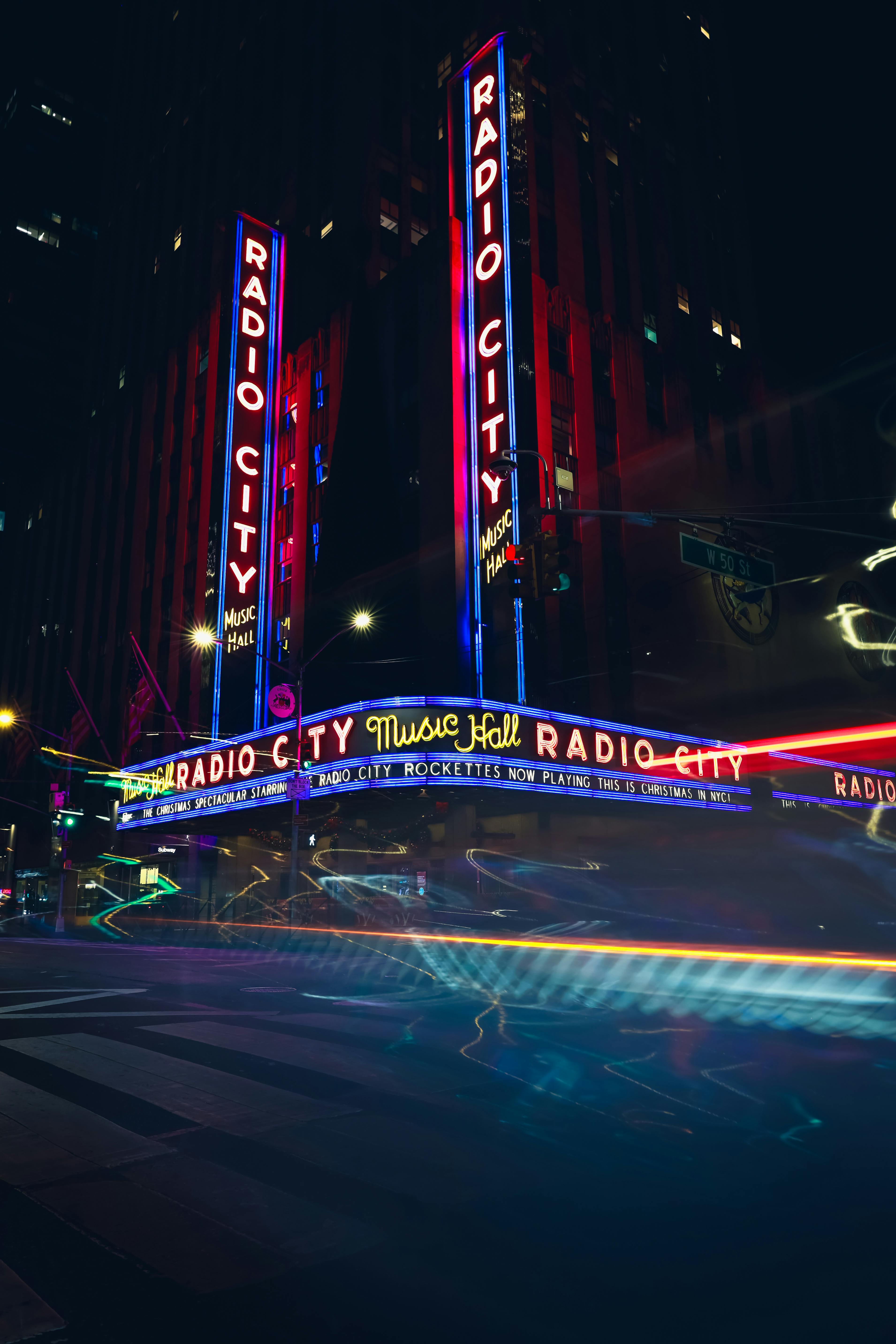 gratis Adembenemend nachtzicht van de Radio City Music Hall in New York City, met zijn felle neonlichten. Stockfoto