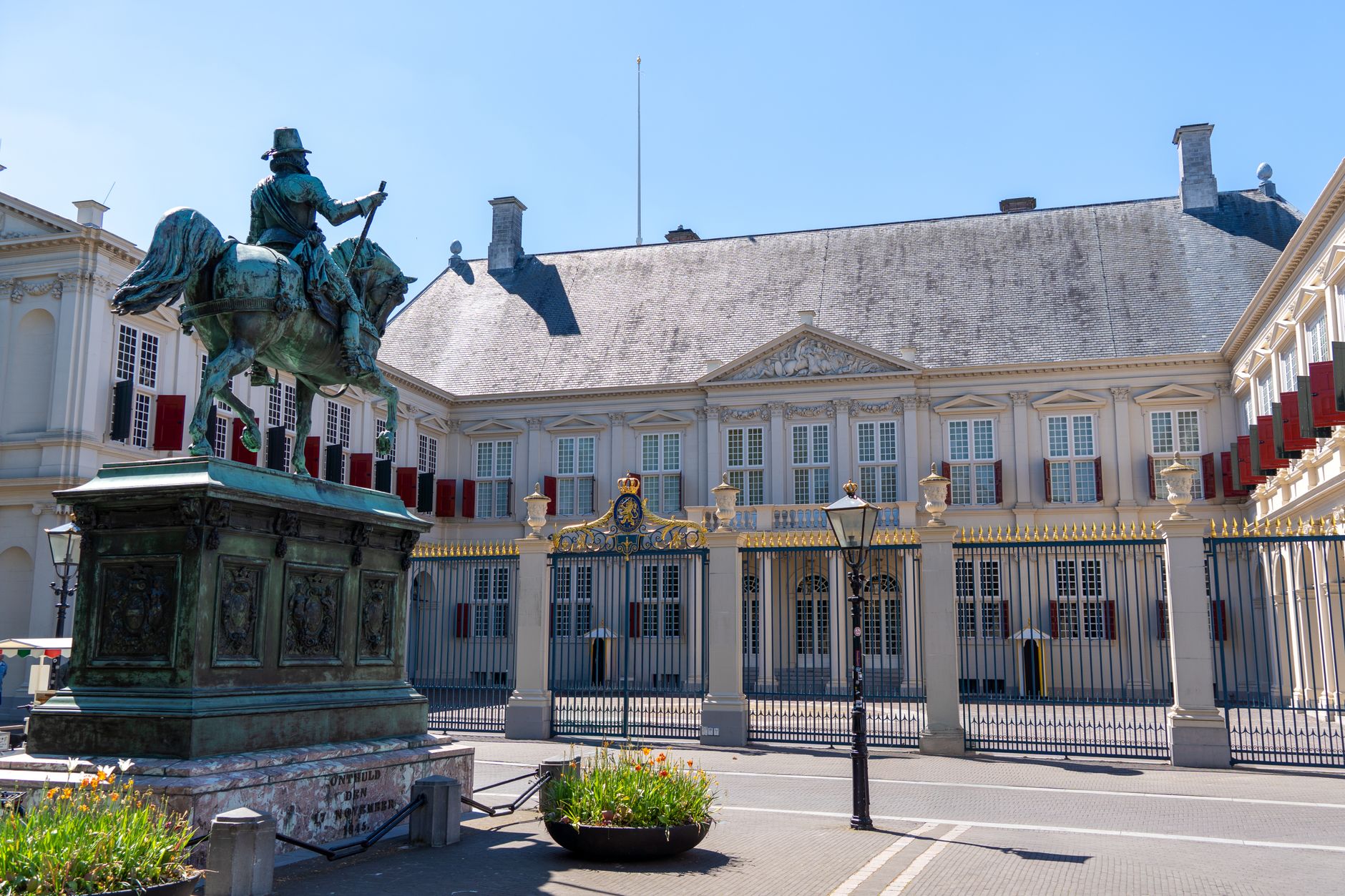Ruiterstandbeeld bij de poorten van Paleis Noordeinde in Den Haag.