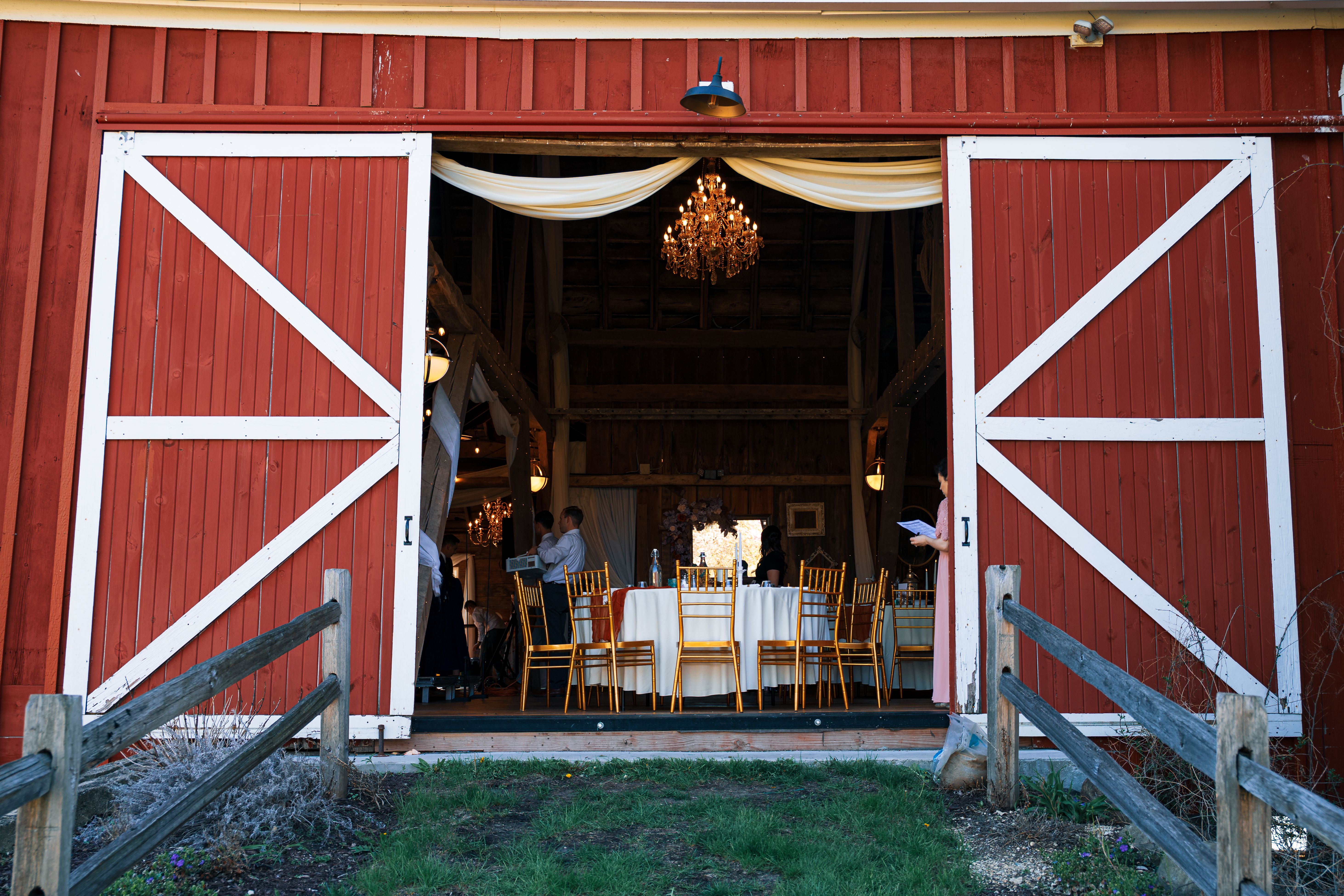 Charming Barn Wedding Venue with Open Doors · Free Stock Photo
