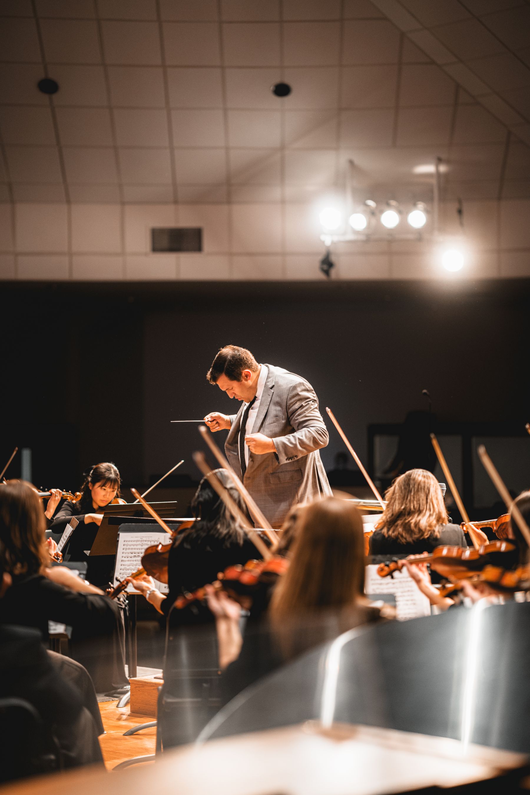 Director dirigiendo una orquesta para concierto
