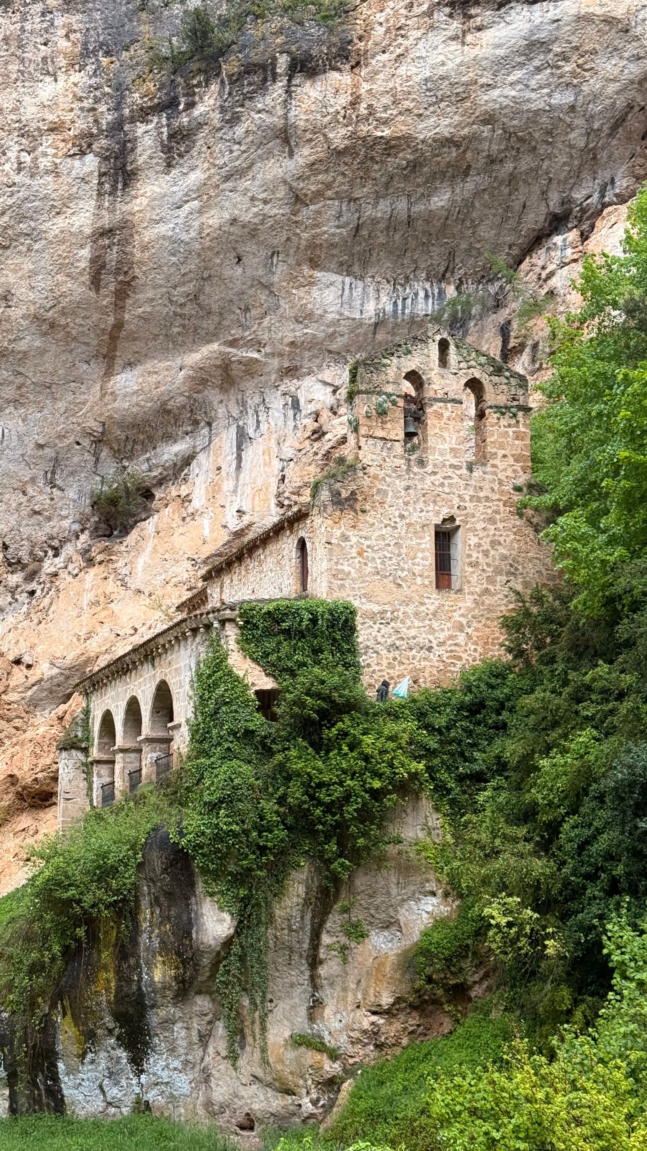 De franc Descobreix una ermita històrica de pedra situada en un impressionant paisatge de penya-segats espanyol. Foto d'estoc