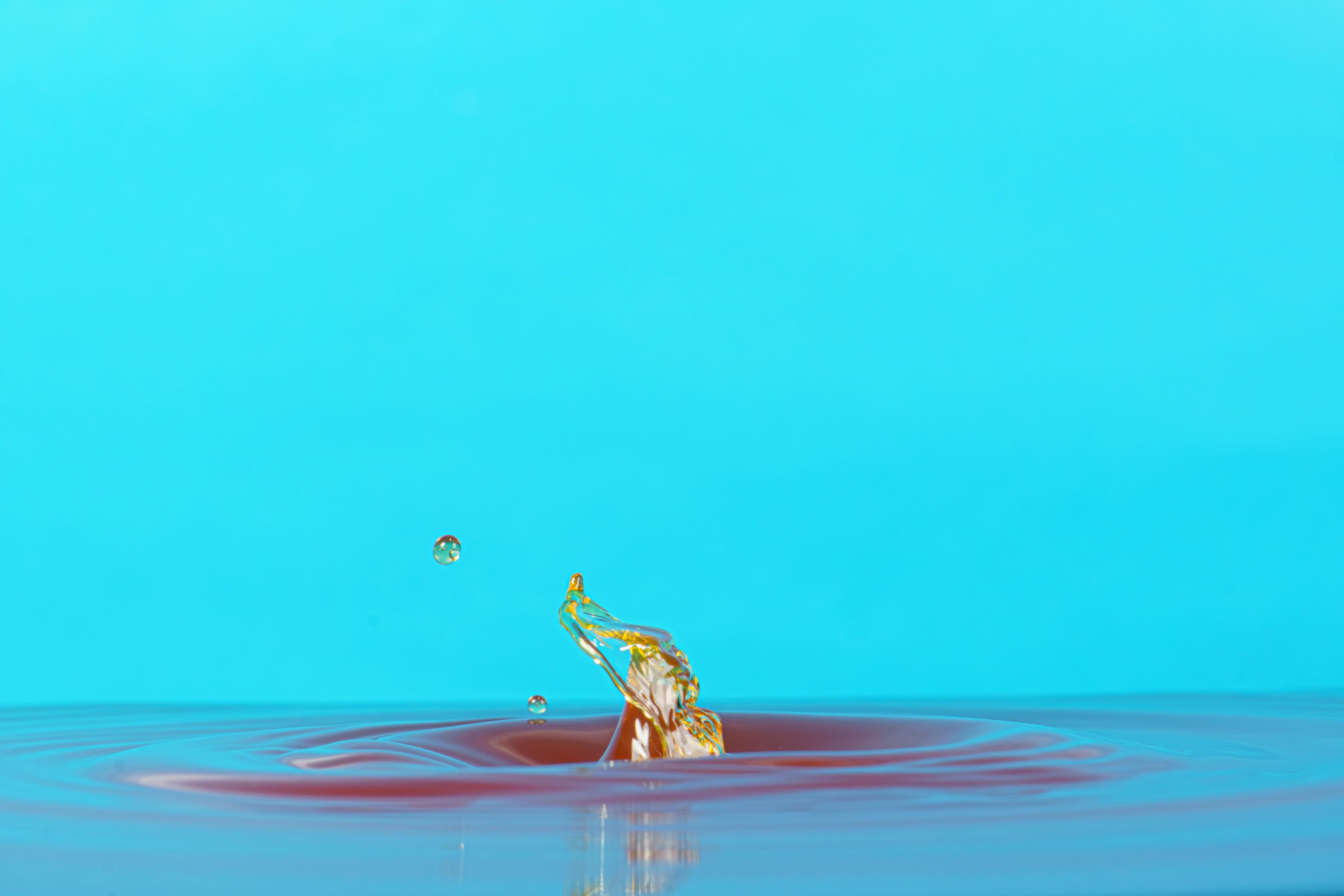 Miễn phí Một vệt nước sống động nổi bật trên nền màu lục lam, minh họa cho năng lượng và chuyển động mạnh mẽ. Ảnh lưu trữ