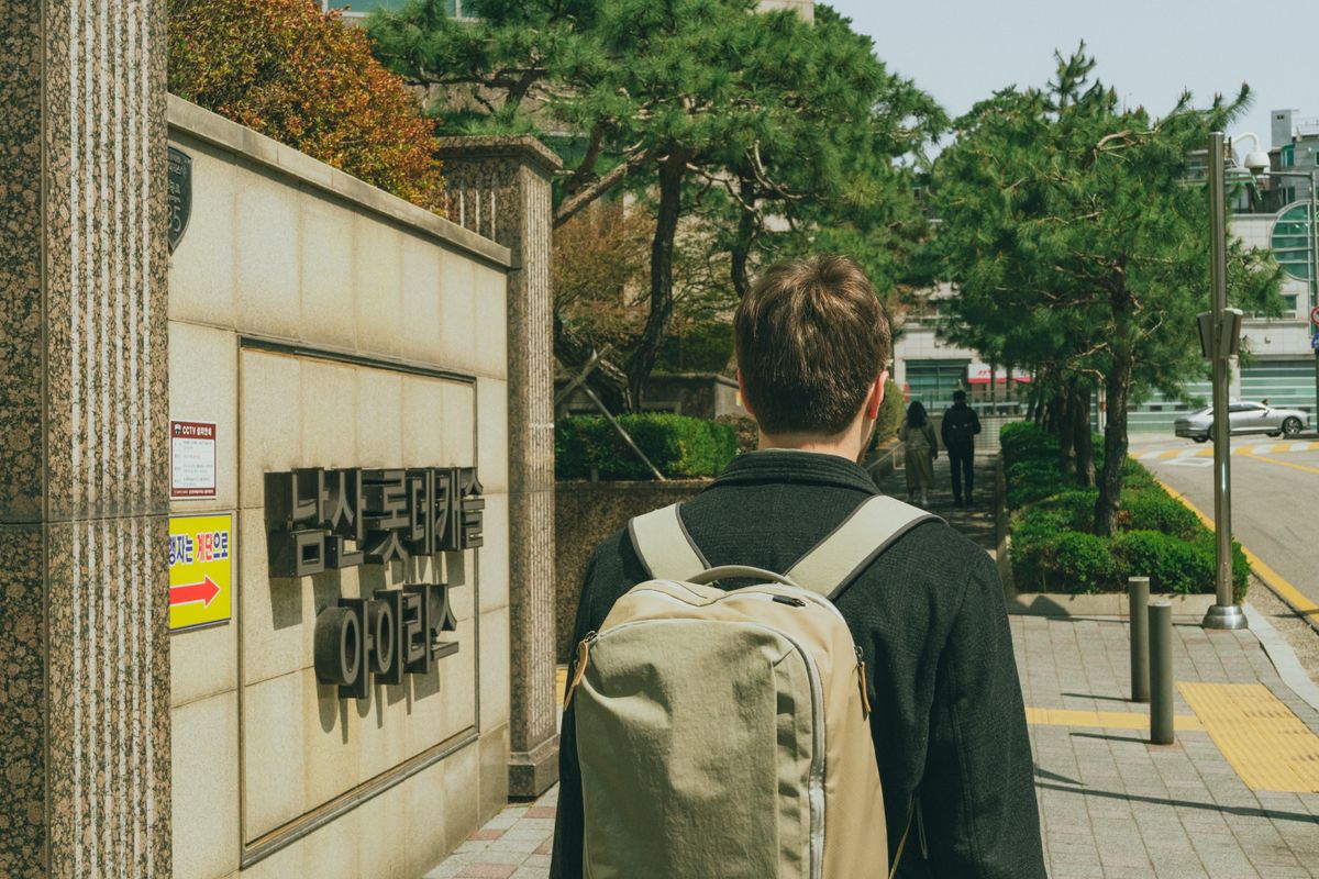 student moves in Seafield — Loaded properly: blankets, straps and a plan in Seafield