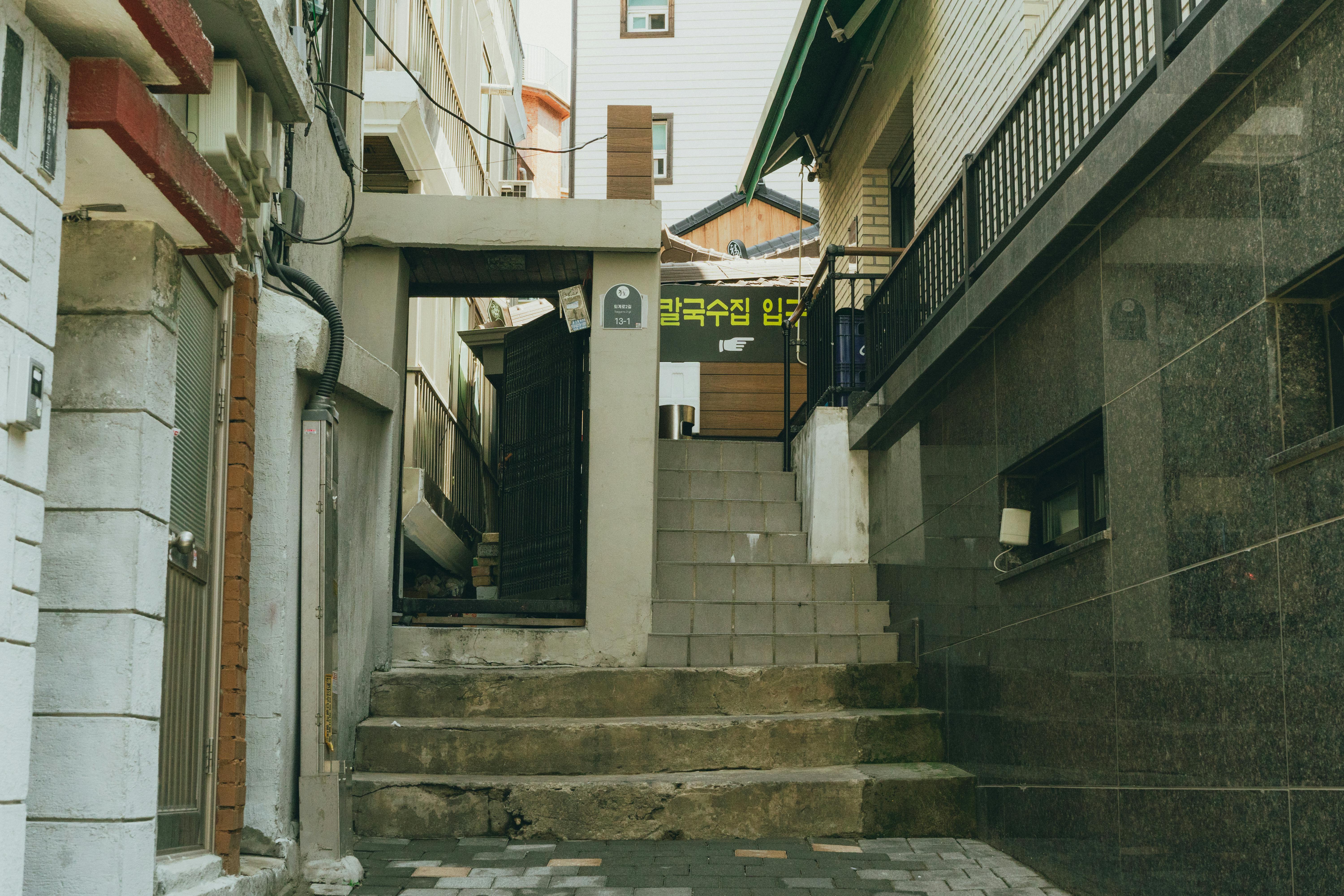 Seoul cosmetic surgery tourism demand — Photo by Theodore Nguyen on Pexels