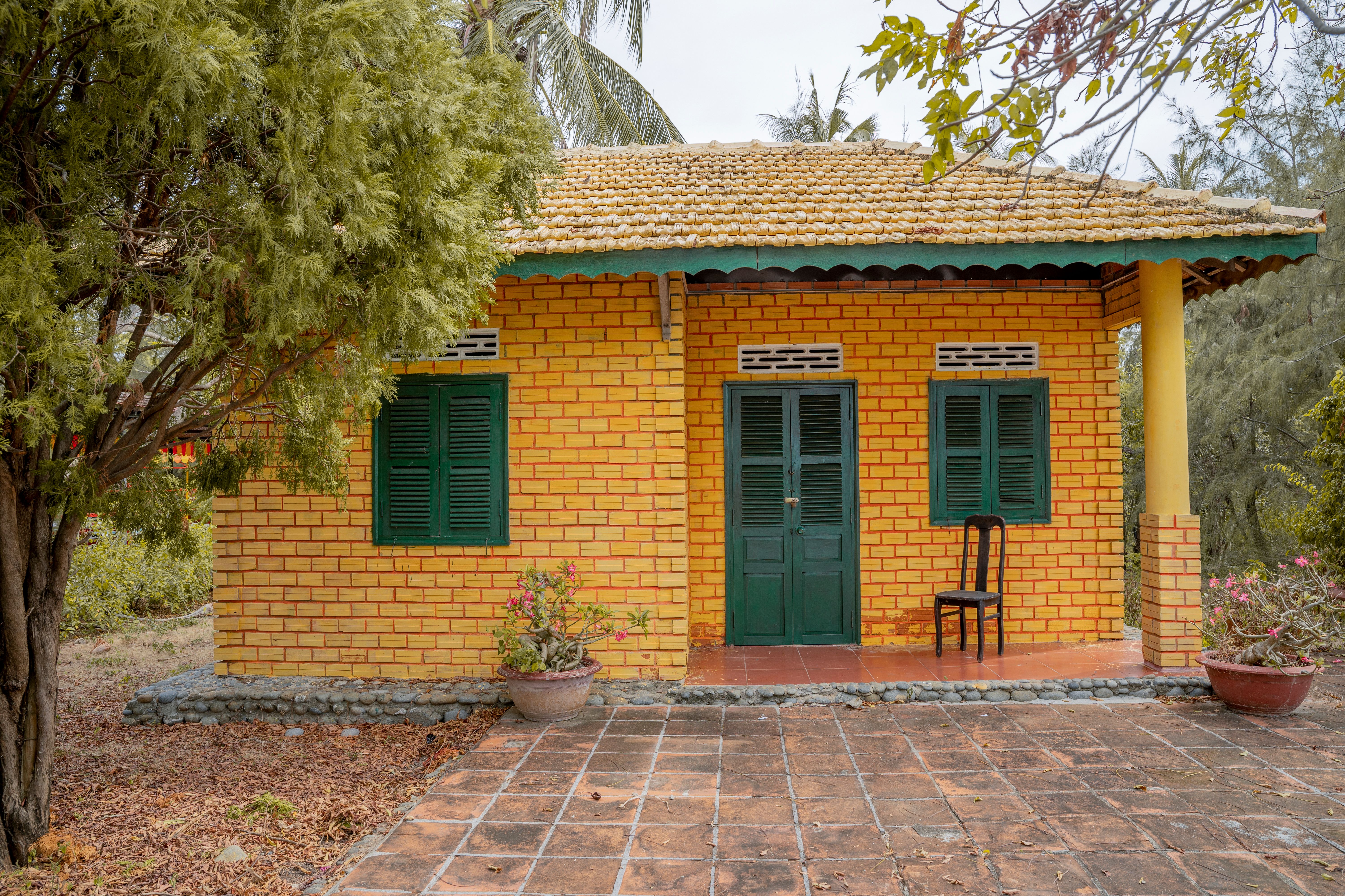 Charming Yellow Brick House in Lush Garden Setting · Free Stock Photo