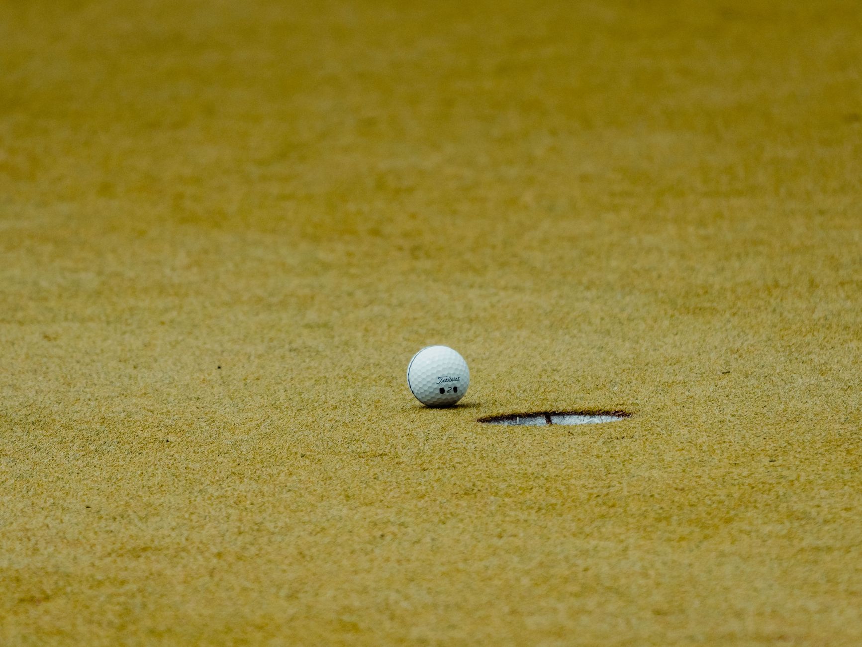 Golf turnuvası kupası ve yeşil saha