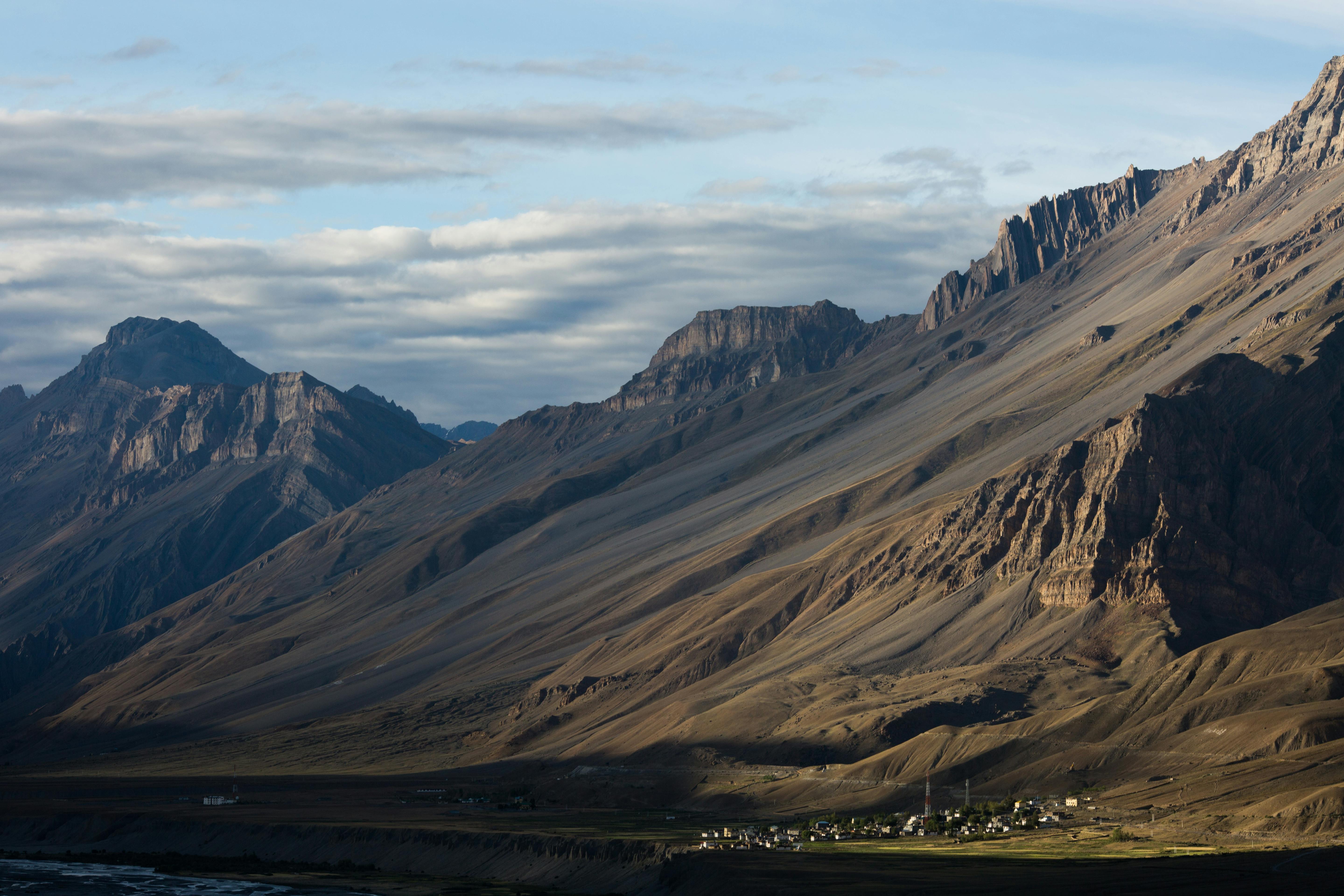 Dramatic view of the Spiti Valley with towering mountains in Himachal Pradesh, India. - Valle de Spiti