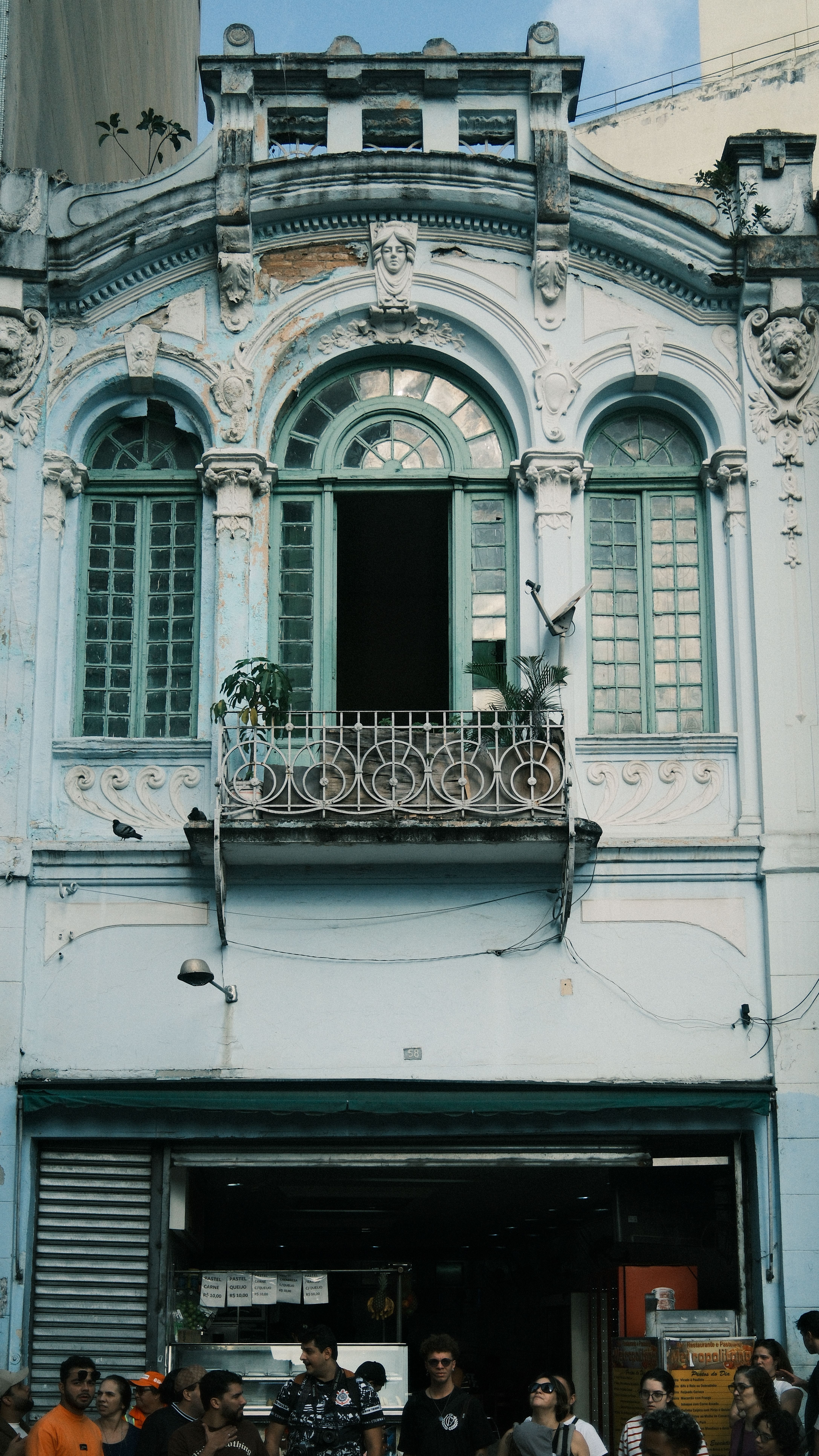 Historic Architecture with Ornate Facade · Free Stock Photo