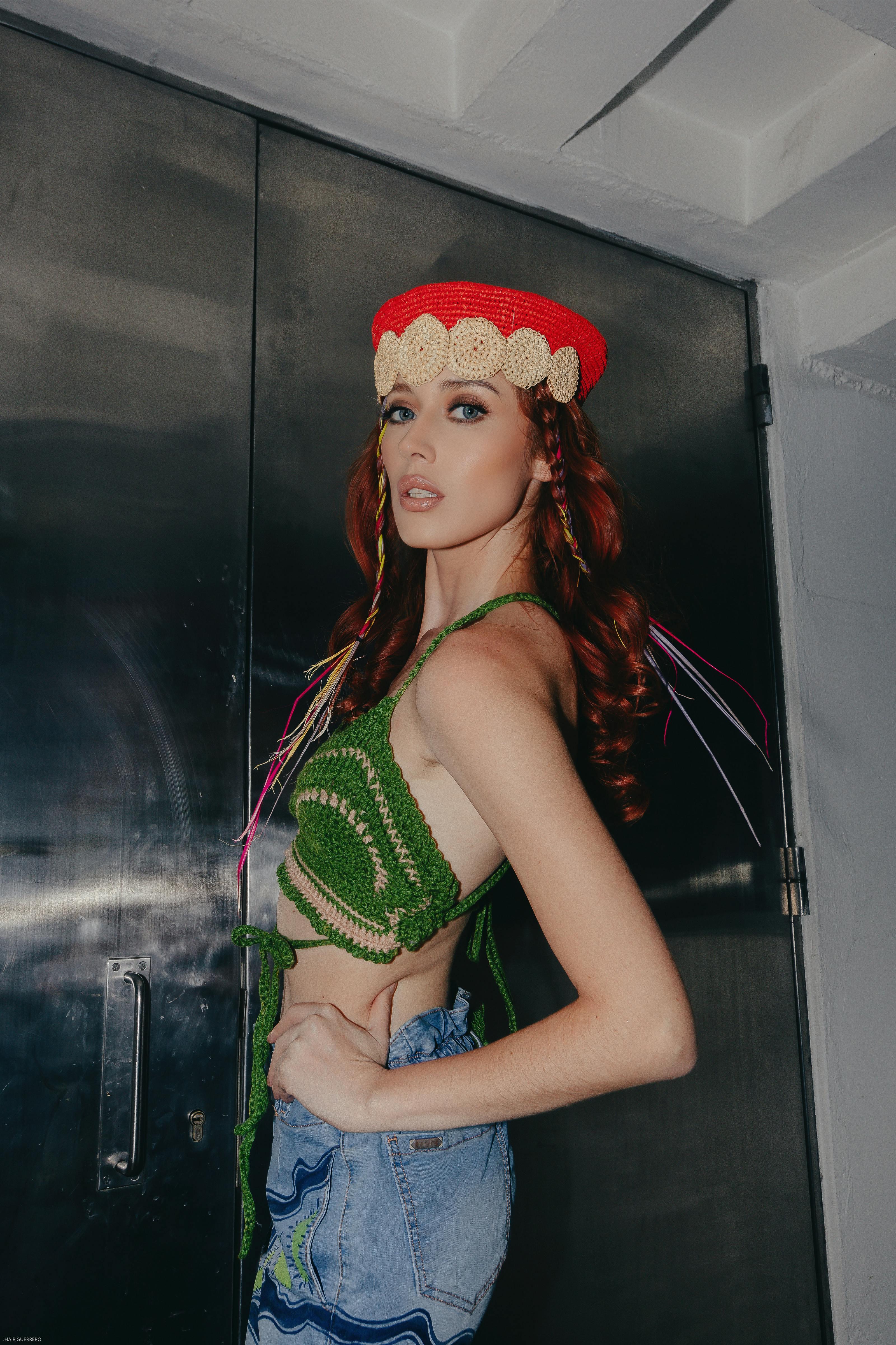 Gratis Model bergaya dengan busana rajutan warna-warni berpose di dalam ruangan di Quito, Ekuador. Foto Stok