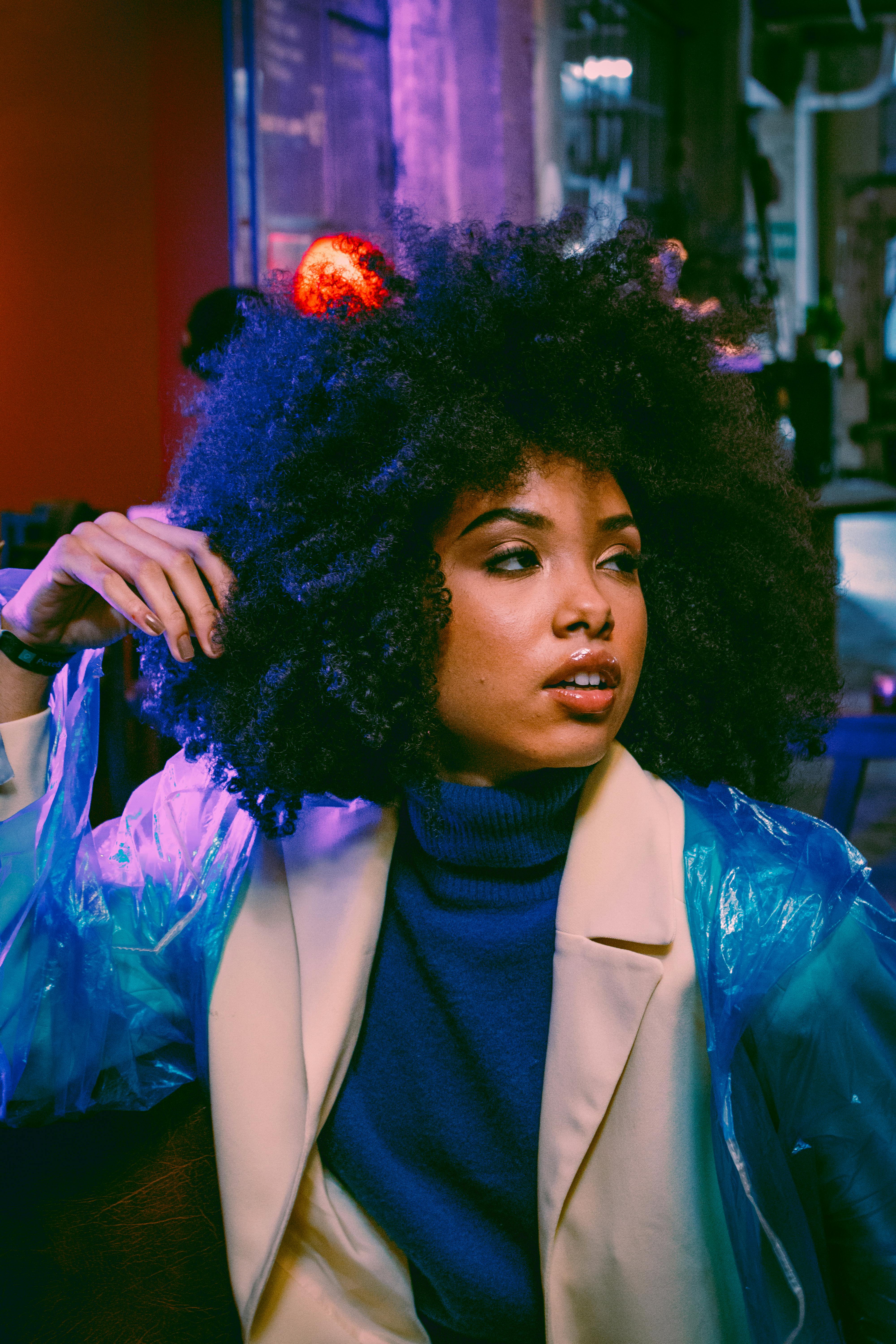 在充满活力的城市环境中，时尚女性与非洲裔发型相得益彰，完美诠释了生活方式与时尚主题