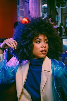 在充满活力的城市环境中，时尚女性与非洲裔发型相得益彰，完美诠释了生活方式与时尚主题