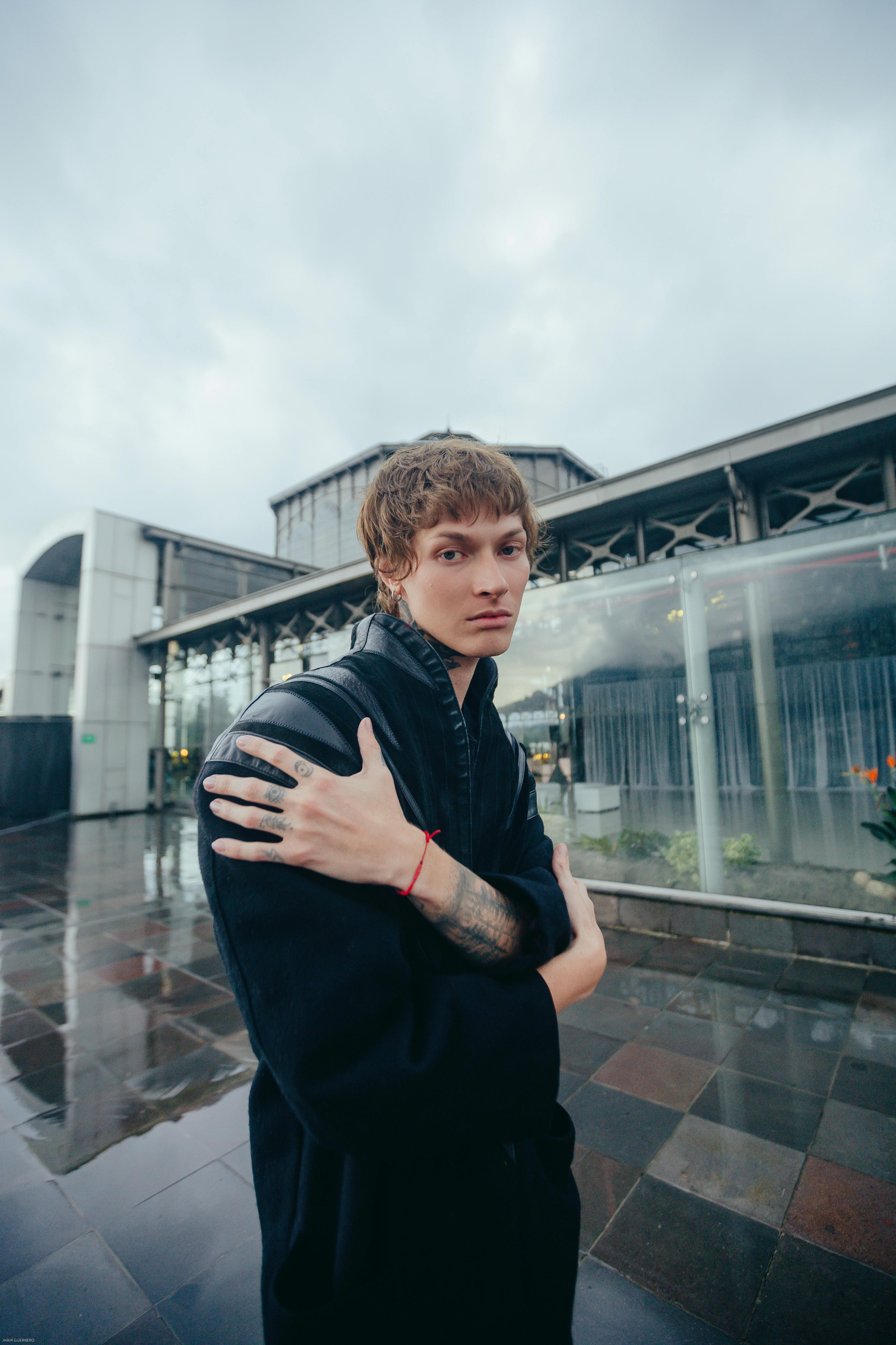 bezplatná Mužský módní model pózuje stylově venku v chladném prostředí v Quitu v Ekvádoru. Základová fotografie